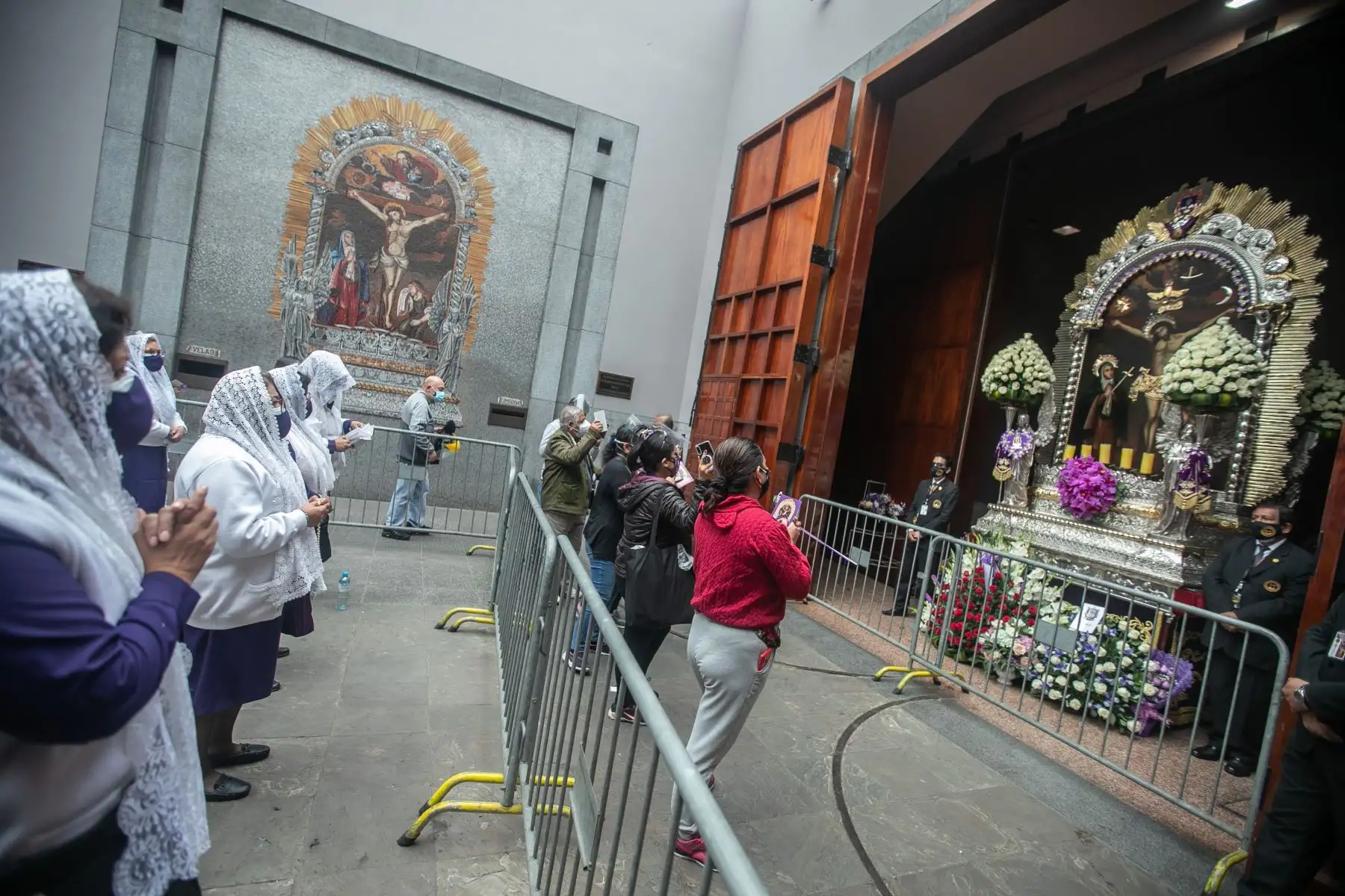 Desde tempranas horas se formaron largas colas para asistir a la Santa Misa en honor al Señor de los Milagros que se realiza en el Santuario de las Nazarenas, a cargo del monseñor Miguel Cabrejos. Foto: ANDINA/ Andrés Valle