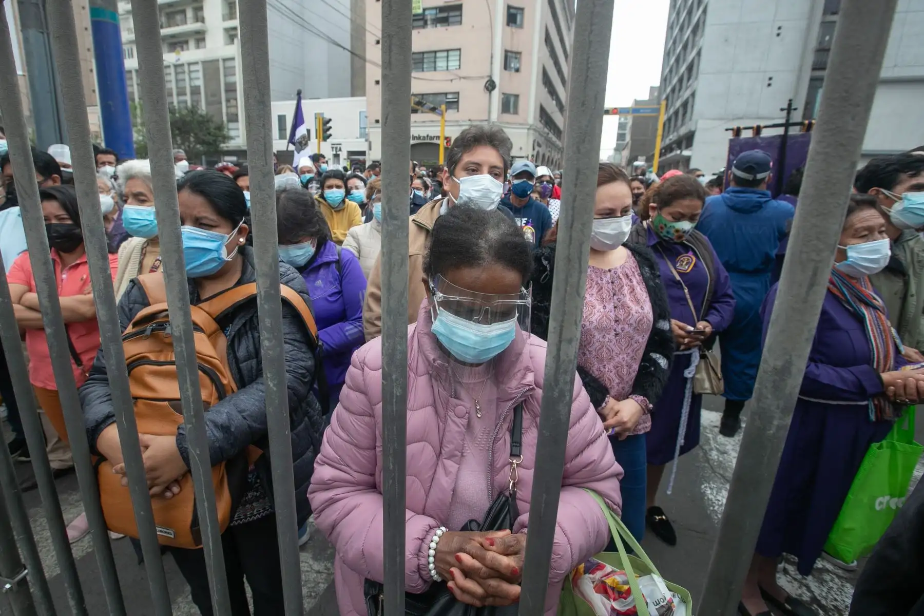 Desde tempranas horas se formaron largas colas para asistir a la Santa Misa en honor al Señor de los Milagros que se realiza en el Santuario de las Nazarenas, a cargo del monseñor Miguel Cabrejos. Foto: ANDINA/ Andrés Valle