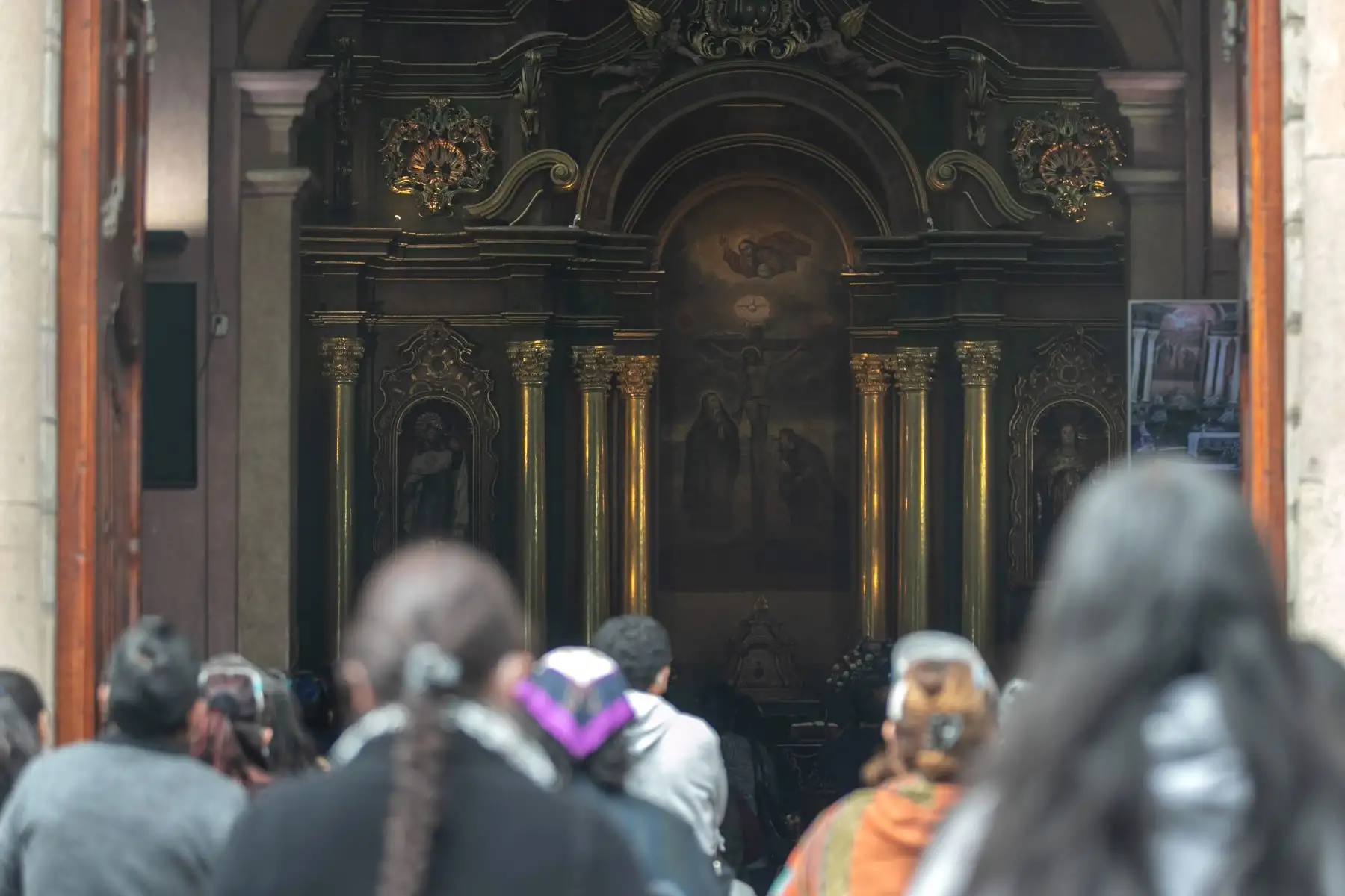 Desde tempranas horas se formaron largas colas para asistir a la Santa Misa en honor al Señor de los Milagros que se realiza en el Santuario de las Nazarenas, a cargo del monseñor Miguel Cabrejos. Foto: ANDINA/ Andrés Valle