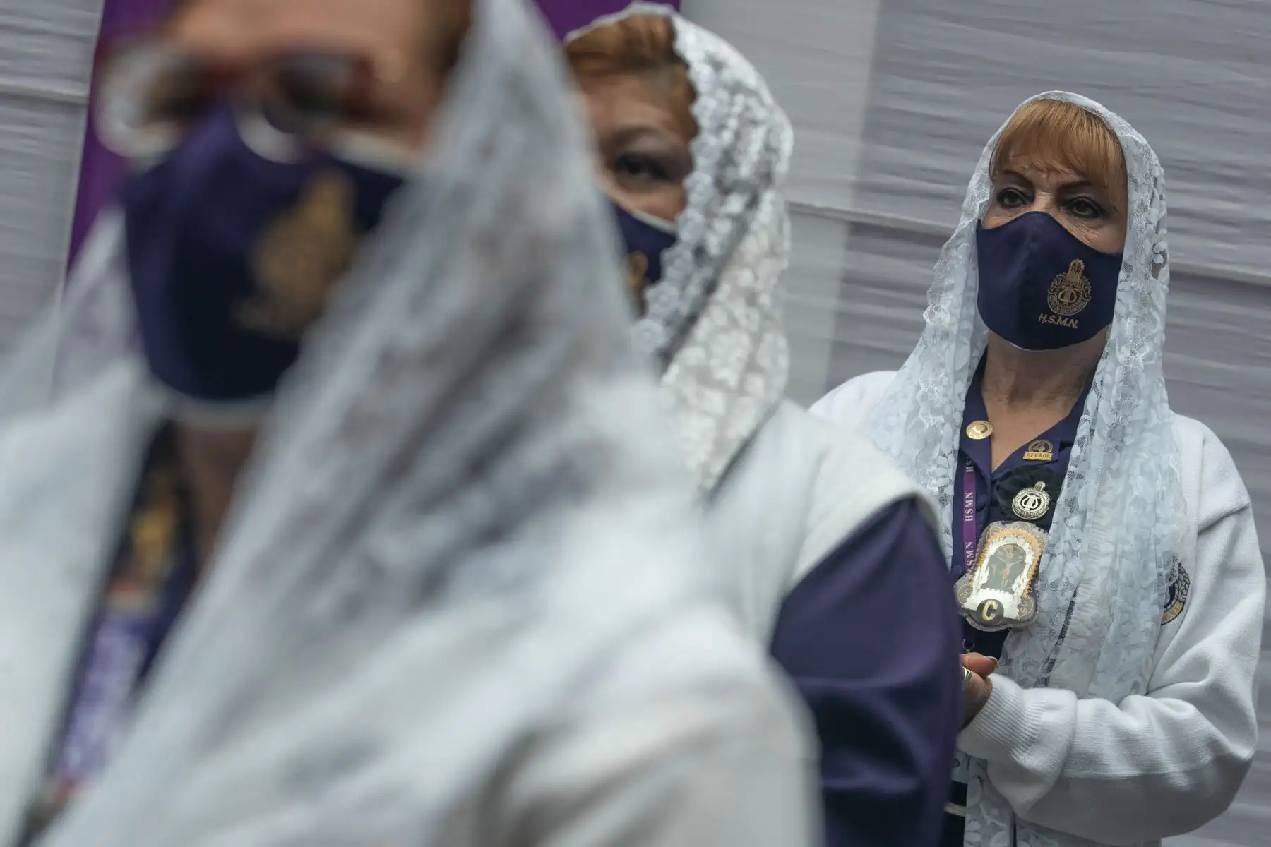 Desde tempranas horas se formaron largas colas para asistir a la Santa Misa en honor al Señor de los Milagros que se realiza en el Santuario de las Nazarenas, a cargo del monseñor Miguel Cabrejos. Foto: ANDINA/ Andrés Valle