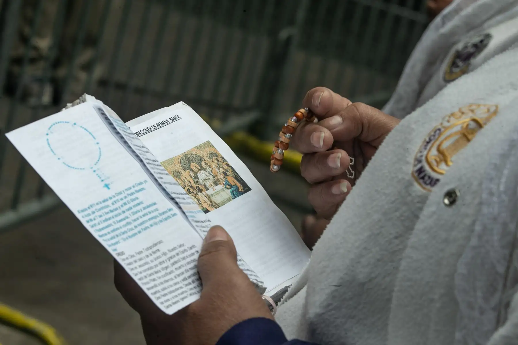 Desde tempranas horas se formaron largas colas para asistir a la Santa Misa en honor al Señor de los Milagros que se realiza en el Santuario de las Nazarenas, a cargo del monseñor Miguel Cabrejos. Foto: ANDINA/ Andrés Valle