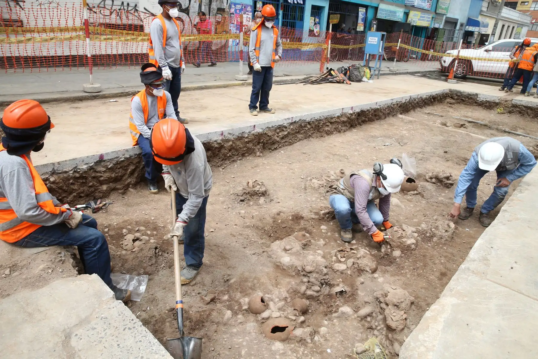 Hace una semana, mientras se hacía una zanja de exploración para la red de gas en La Victoria, en una zona altamente transitada como es los alrededores de la plaza Manco Cápac, encontraron casi inmediatamente después de la capa de asfalto, evidencia de restos arqueológicos.
Foto: ANDINA/Vidal Tarqui