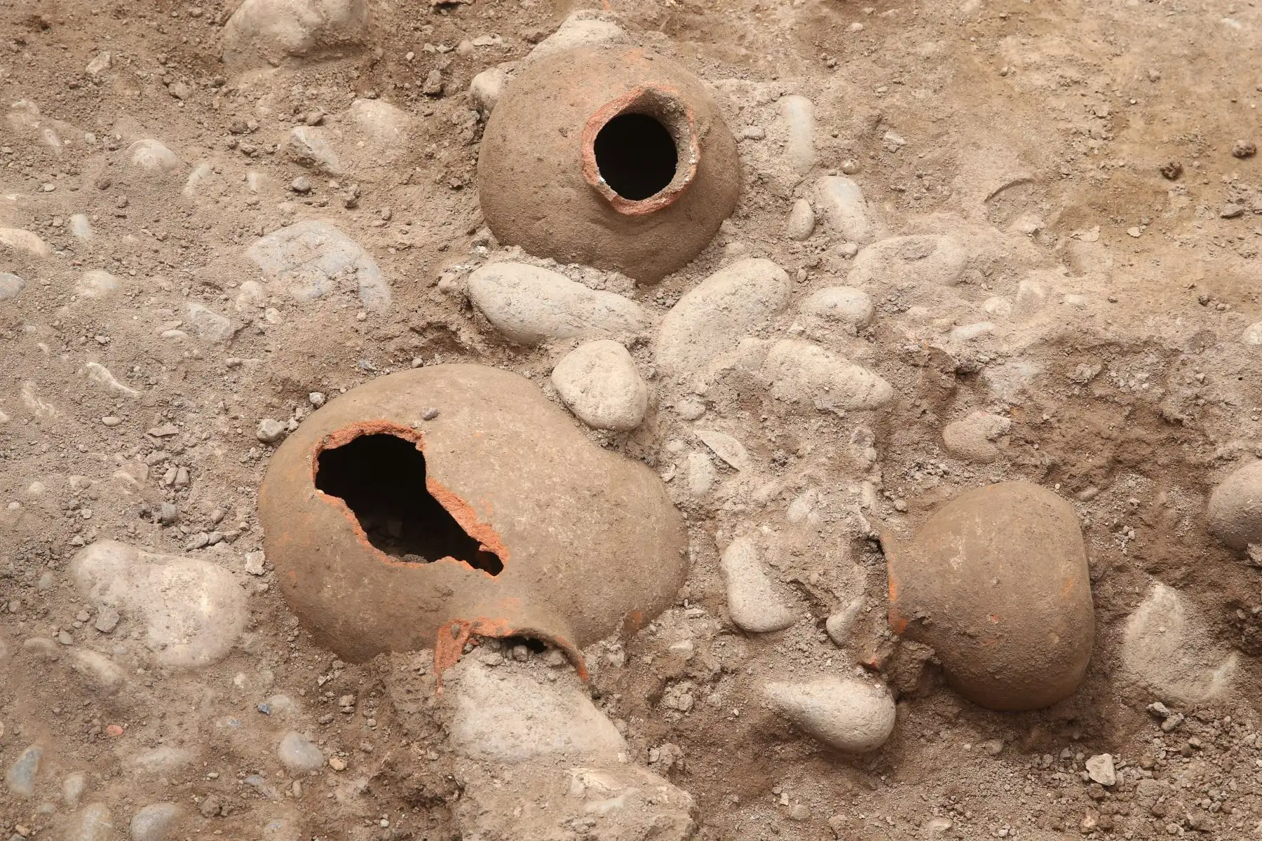 Encuentran restos arqueológicos en los alrededores de la plaza Manco Cápac, en La Victoria. De forma casual mientras se hacía una zanja de exploración para la red de gas, se encontró un contexto funerario con vasijas y huesos de inicios de nuestra era.
Foto: ANDINA/Vidal Tarqui