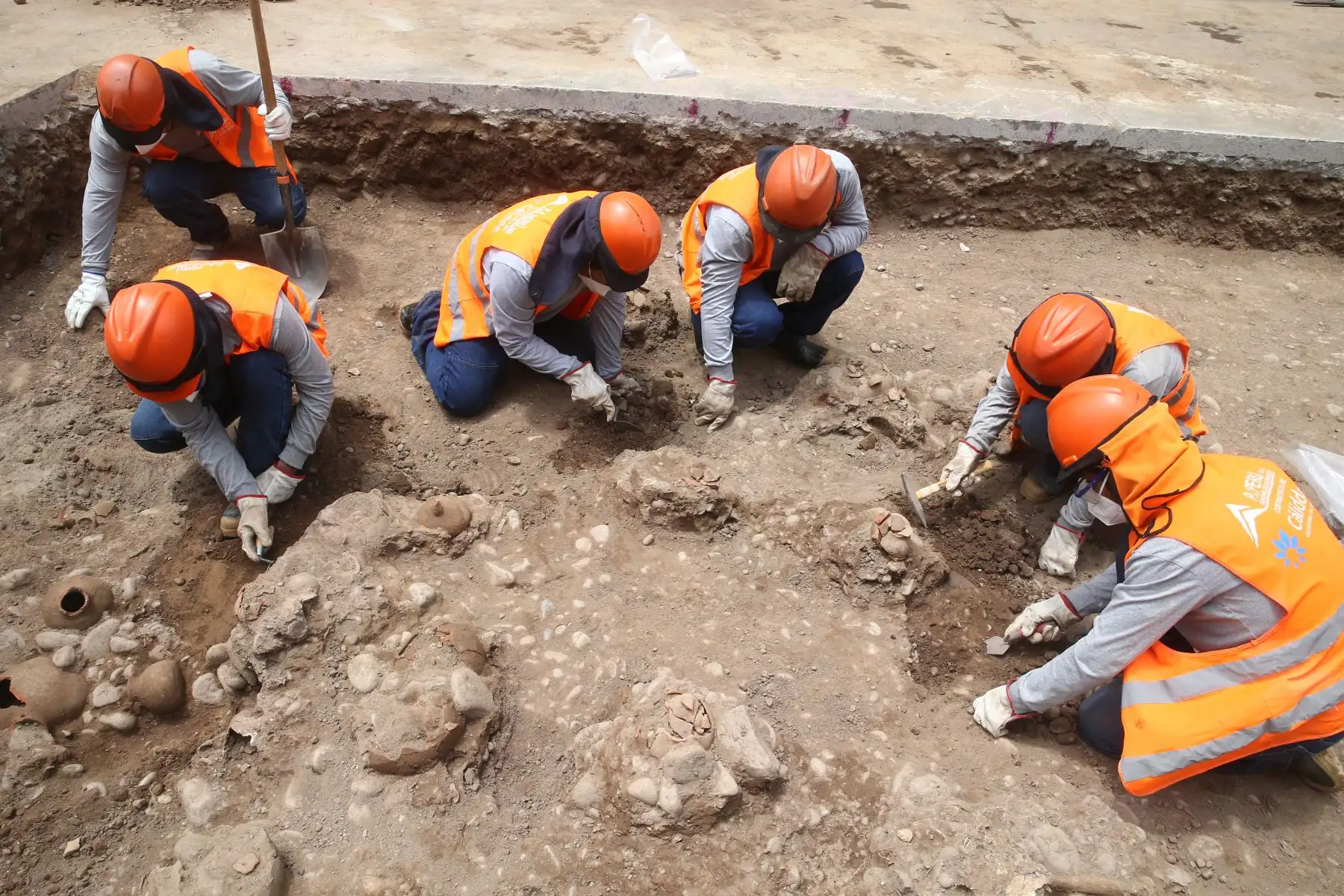 Hace una semana, mientras se hacía una zanja de exploración para la red de gas en La Victoria, en una zona altamente transitada como es los alrededores de la plaza Manco Cápac, encontraron casi inmediatamente después de la capa de asfalto, evidencia de restos arqueológicos. 
Foto: ANDINA/Vidal Tarqui