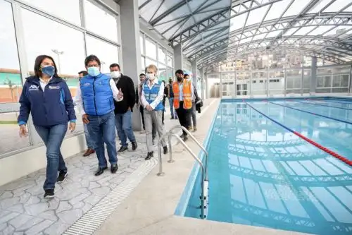 Autoridades inspeccionan las modernas instalaciones del polideportivo San Cosme, en La Victoria. ANDINA/Difusión