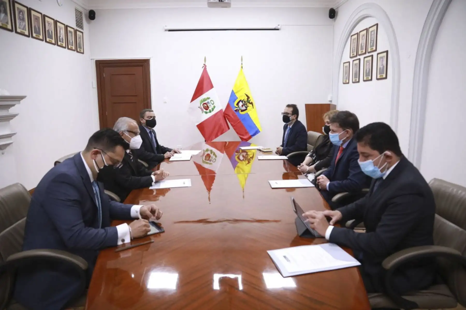El ministro de Justicia y Derechos Humanos, Aníbal Torres, sostuvo una reunión con el titular del Ministerio de Justicia y del Derecho de Colombia, Wilson Ruiz. También participó la embajadora de Colombia en Perú, María Claudia Mosquera Jaramillo. Foto: ANDINA/Minjusdh