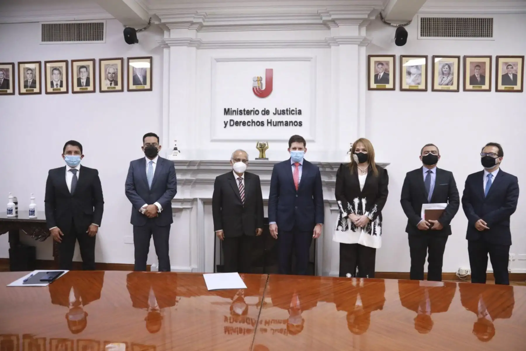 El ministro de Justicia y Derechos Humanos, Aníbal Torres, sostuvo una reunión con el titular del Ministerio de Justicia y del Derecho de Colombia, Wilson Ruiz. También participó la embajadora de Colombia en Perú, María Claudia Mosquera Jaramillo. Foto: ANDINA/Minjusdh