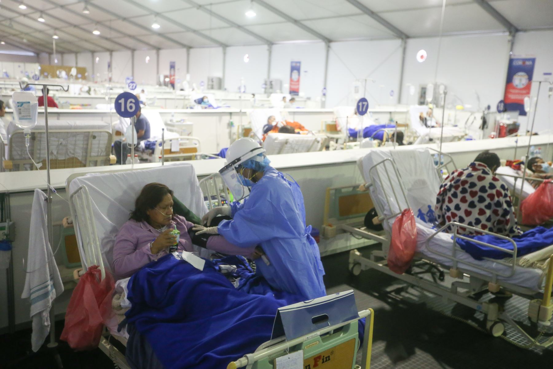 El Minsa informó que a la fecha hay 3,212 pacientes hospitalizados por la covid-19, de los cuales 860 se encuentran en unidades de cuidados intensivos (UCI) con ventilación mecánica. ANDINA/Jhonel Rodríguez Robles