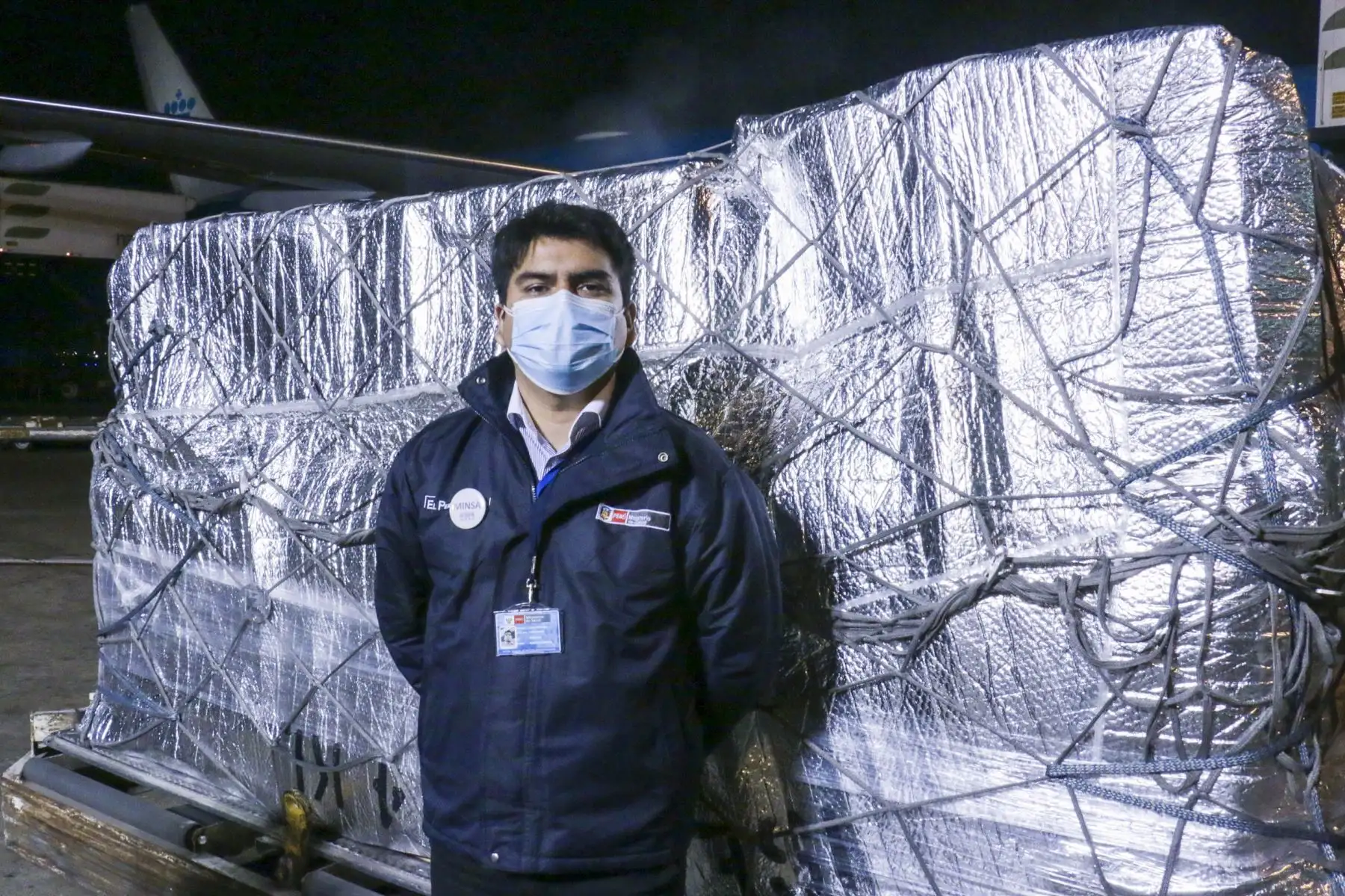 Perú recibió esta noche un nuevo lote de 326.430 vacunas del laboratorio Pfizer que permitirá continuar inmunizando a la población contra la covid-19. Foto: ANDINA/Minsa
