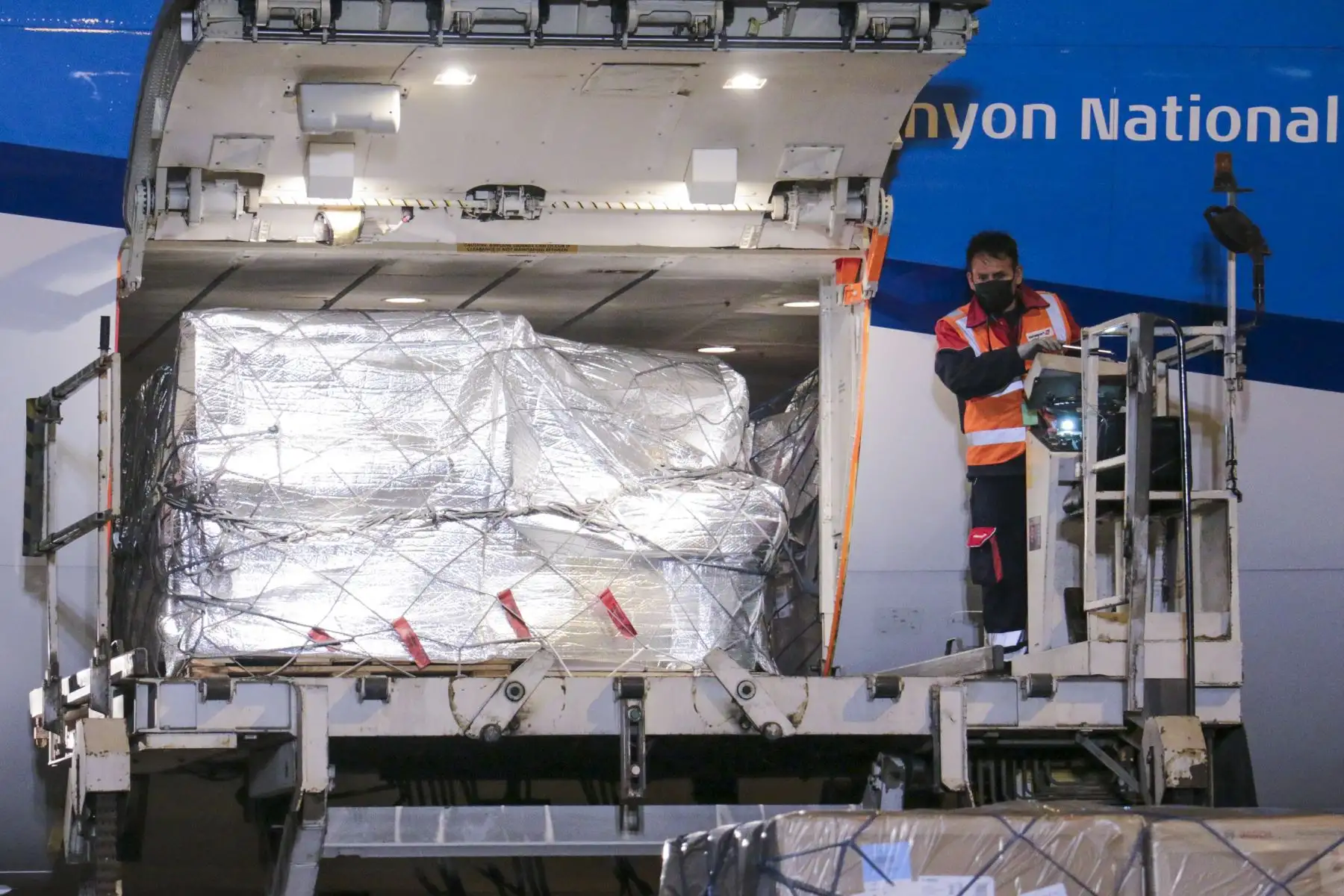 Perú recibió esta noche un nuevo lote de 326.430 vacunas del laboratorio Pfizer que permitirá continuar inmunizando a la población contra la covid-19. Foto: ANDINA/Minsa