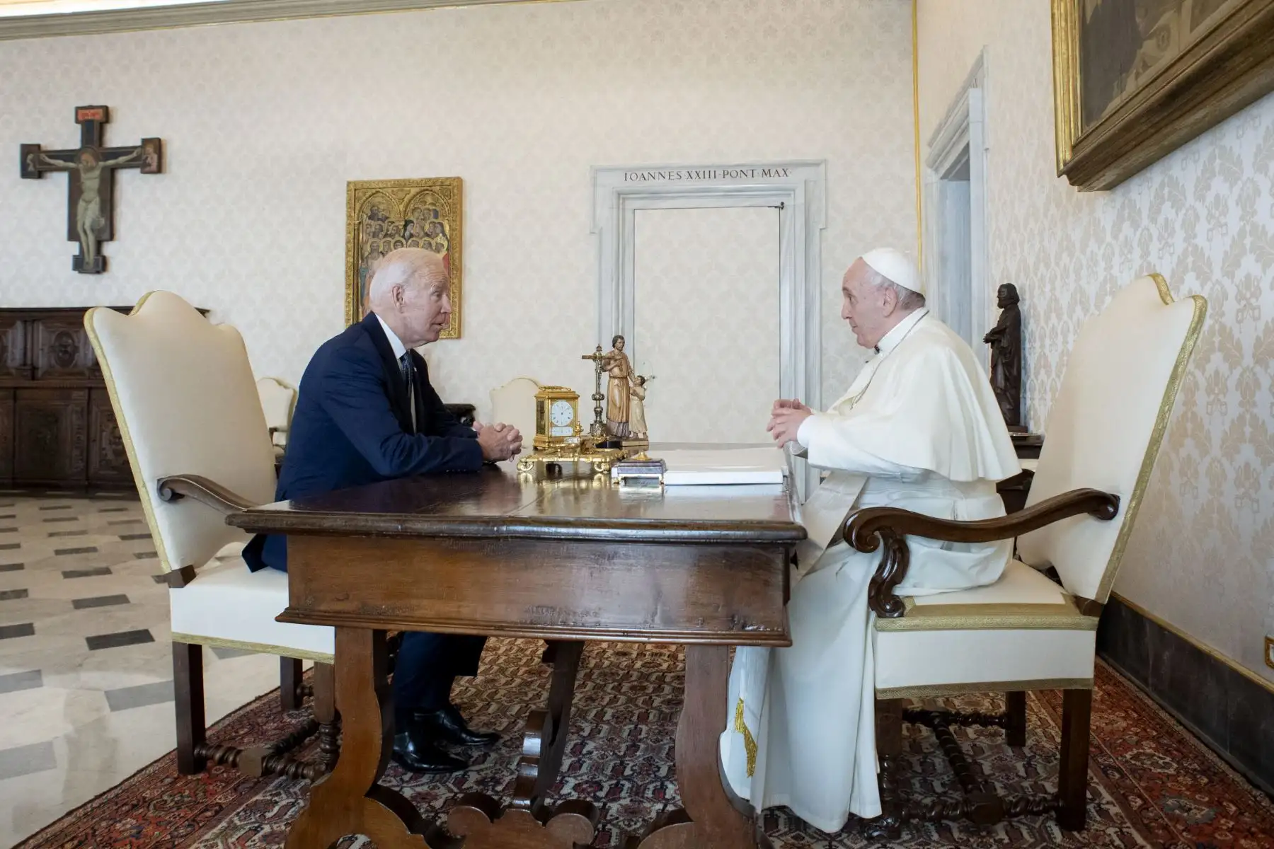 El Papa Francisco se reúne con el presidente de los Estados Unidos, Joe Biden, durante una audiencia privada en el Vaticano, antes de la próxima cumbre del G20 de líderes mundiales para discutir el cambio climático, el covid-19 y el recuperación mundial pospandémica. Foto: AFP