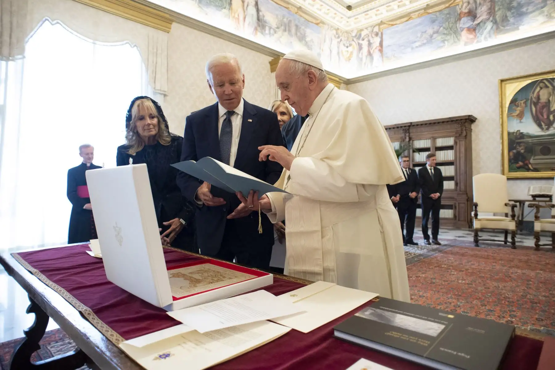 El Papa Francisco se reúne con el presidente de los Estados Unidos, Joe Biden, durante una audiencia privada en el Vaticano, antes de la próxima cumbre del G20 de líderes mundiales para discutir el cambio climático, el covid-19 y el recuperación mundial pospandémica. Foto: AFP