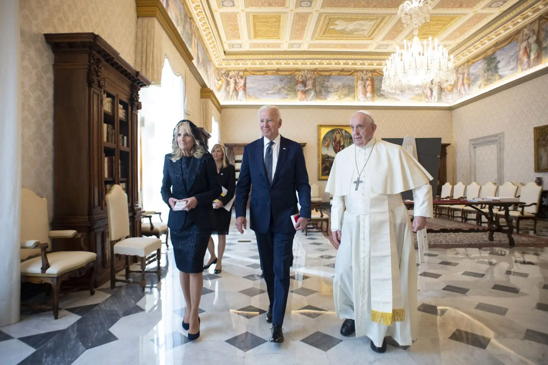 El Papa Francisco se reúne con el presidente de los Estados Unidos, Joe Biden, durante una audiencia privada en el Vaticano, antes de la próxima cumbre del G20 de líderes mundiales para discutir el cambio climático, el covid-19 y el recuperación mundial pospandémica. Foto: AFP