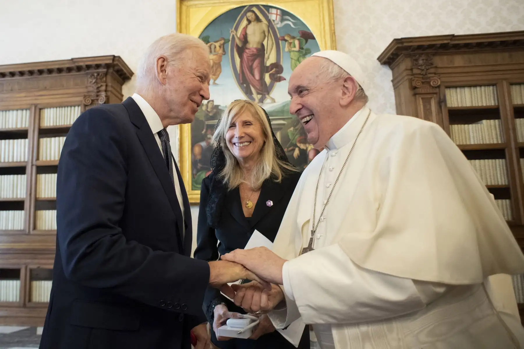 El Papa Francisco se reúne con el presidente de los Estados Unidos, Joe Biden, durante una audiencia privada en el Vaticano, antes de la próxima cumbre del G20 de líderes mundiales para discutir el cambio climático, el covid-19 y el recuperación mundial pospandémica. Foto: AFP