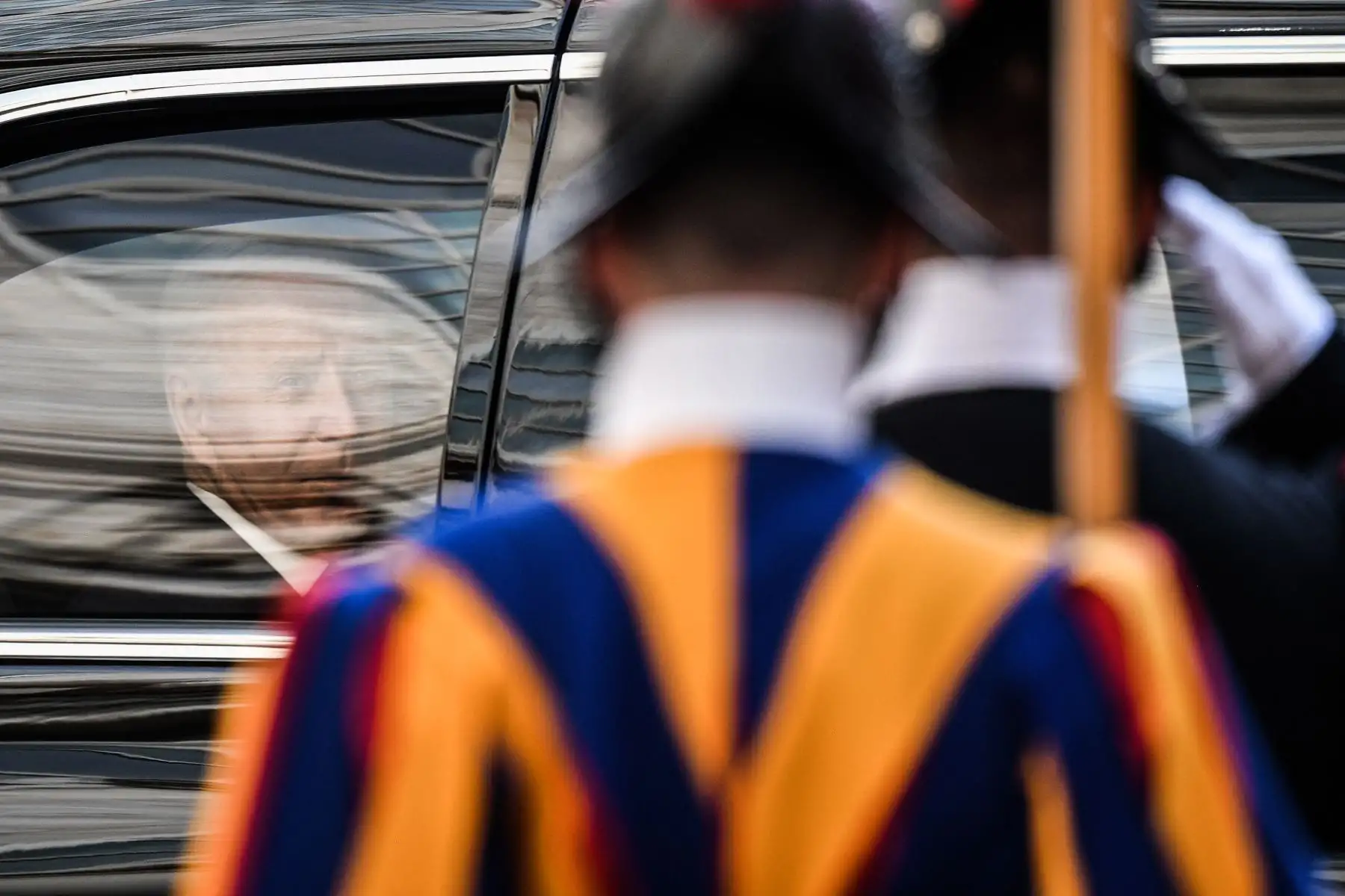 El presidente de los Estados Unidos, Joe Biden, llega a la audiencia privada con el Papa, antes de la próxima cumbre del G20 de líderes mundiales para discutir el cambio climático, el covid-19 y la recuperación global pospandémica. Foto: AFP
