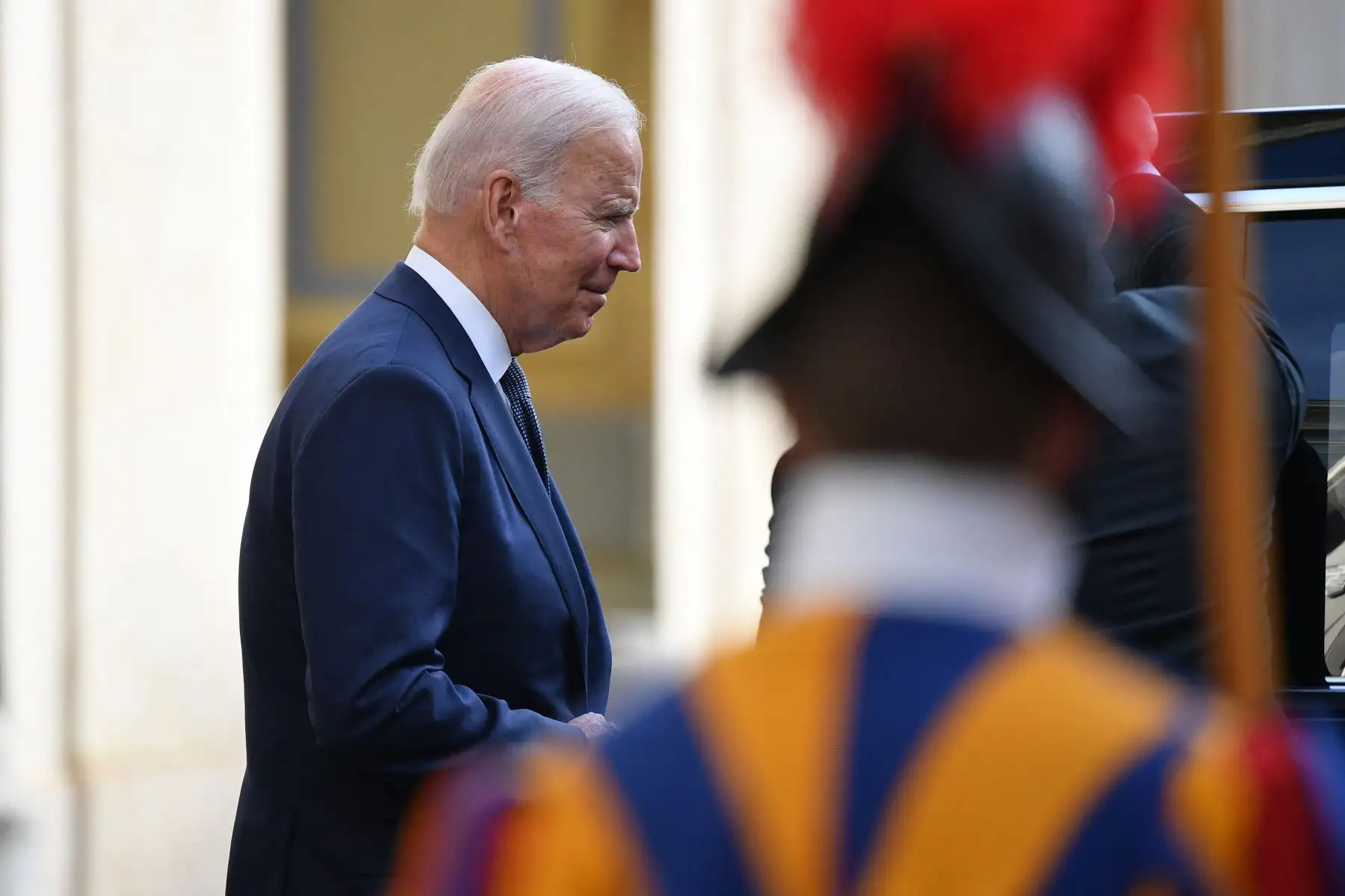 El presidente de los Estados Unidos, Joe Biden, llega a la audiencia privada con el Papa, antes de la próxima cumbre del G20 de líderes mundiales para discutir el cambio climático, el covid-19 y la recuperación global pospandémica. Foto: AFP