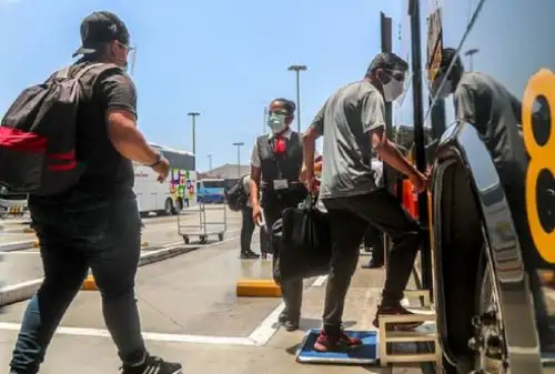 Desde el 10 de diciembre solo podrán realizar viajes interprovinciales las personas mayores de 18 años que presenten su carné de vacunación que acredite haber recibido las dos dosis. Foto: ANDINA/Difusión.