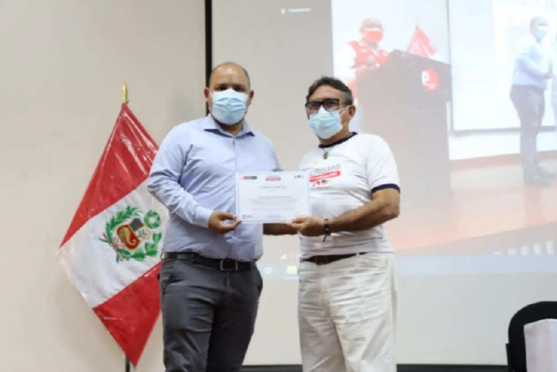 Después de cuatro meses de intensa capacitación, aprendizajes y nuevas experiencias, el Gobierno Regional Piura otorgó a 40 artesanos el título de “Artesanos Creativos del Bicentenario”, estas empresas pueden exponer sus productos a nivel internacional a través del Perú Market Place.