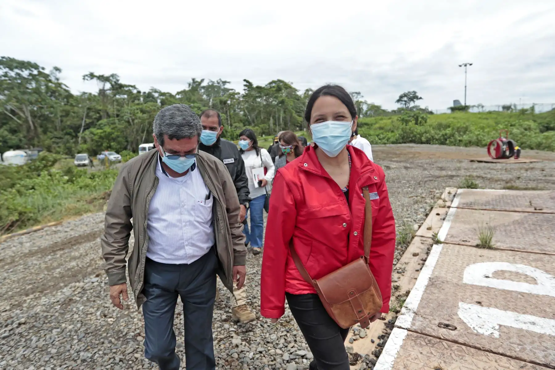 Presidente de la República, Pedro Castillo, realiza sobrevuelo y visita el yacimiento gasífero del consorcio Camisea en la región Cusco. Participa ministra de la Mujer, Anahí Durand. 
Foto: Presidencia Perú