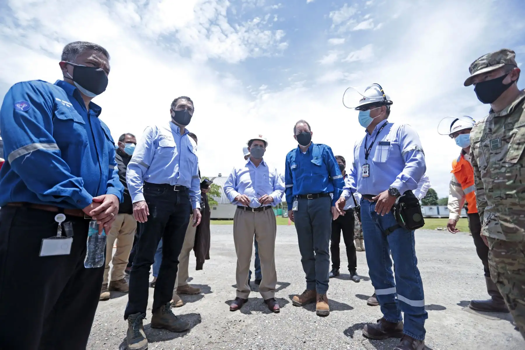Presidente de la República, Pedro Castillo, realiza sobrevuelo y visita el yacimiento gasífero del consorcio Camisea en la región Cusco.
Foto: Presidencia Perú