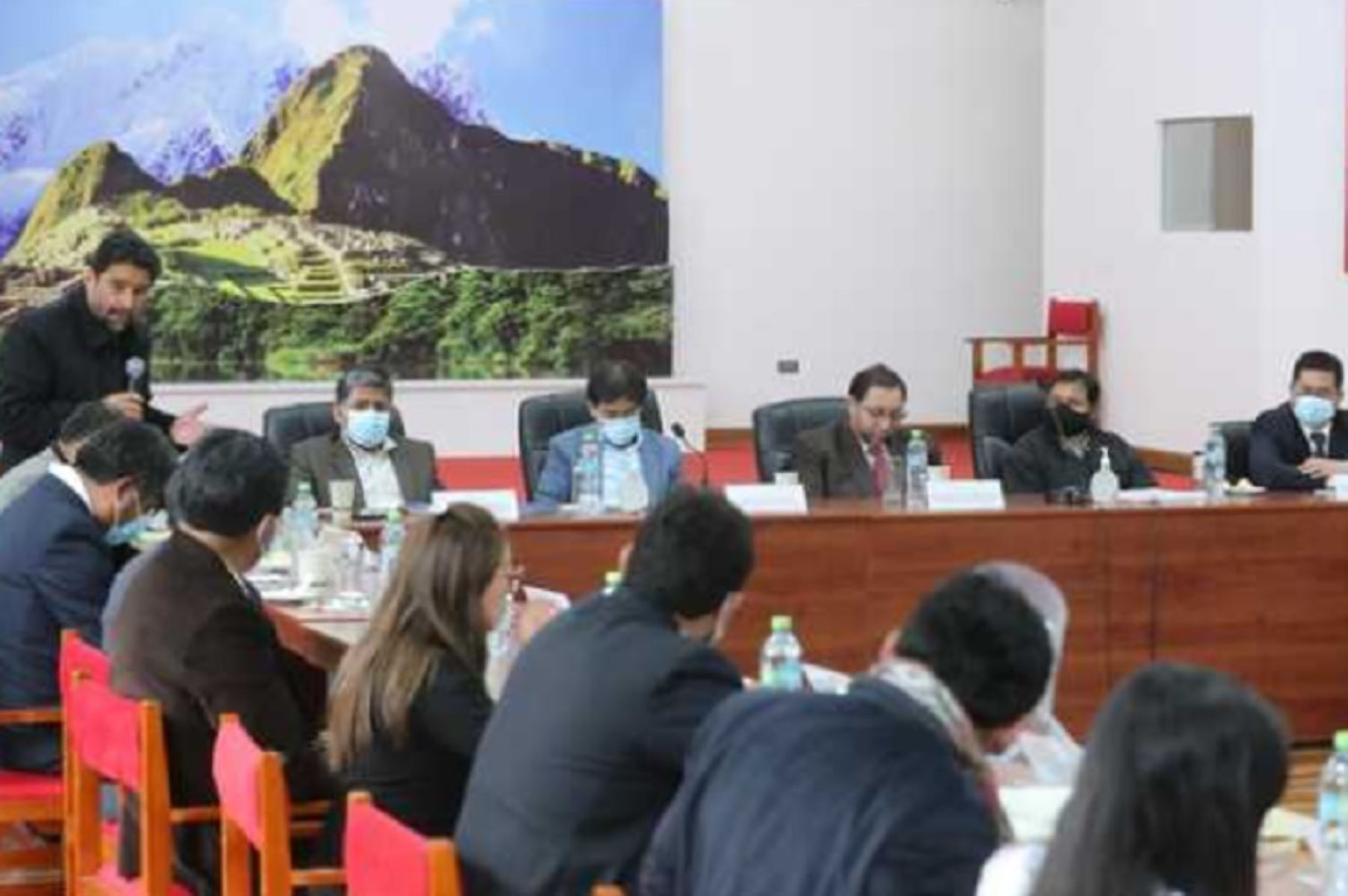 Como antesala a la sesión del Consejo de Ministros Descentralizado, funcionarios del Ministerio de Transportes y Comunicaciones participaron en una mesa de diálogo con los alcaldes provinciales del Cusco, que se realizó en la sede del Gobierno Regional.