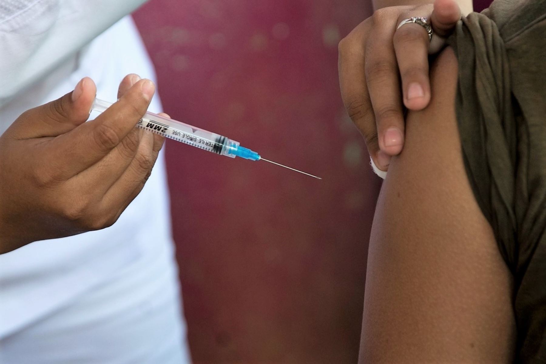Un joven recibe una dosis de la vacuna contra el covid-19. Foto: Efe.