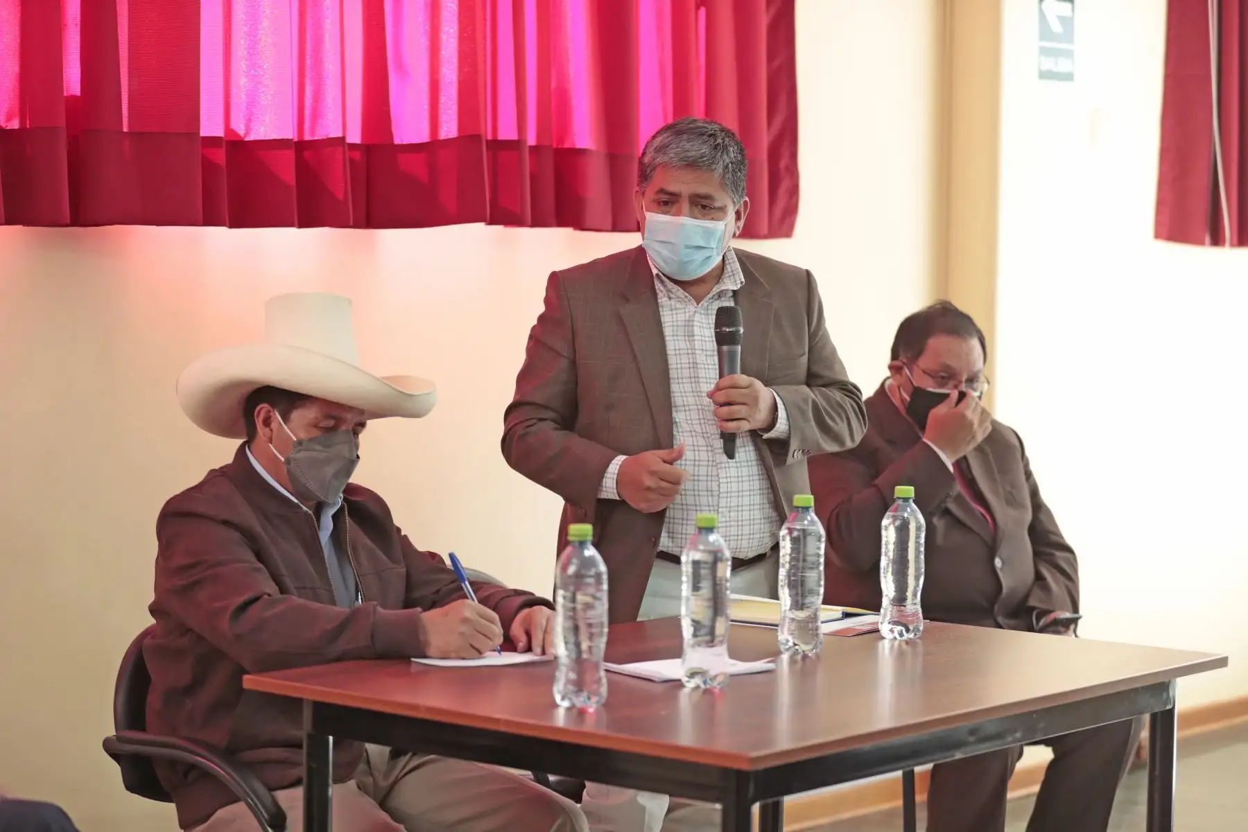 El presidente Pedro Castillo sostuvo una reunión el gobernador regional de Cusco, Jean Paul Benavente, y con alcaldes provinciales de Canchis, Cusco, Espinar, Paruro, Acomayo y Canas. También participaron los gobernadores regionales de Ayacucho, Apurímac y Cusco. Foto: ANDINA/Prensa Presidencia