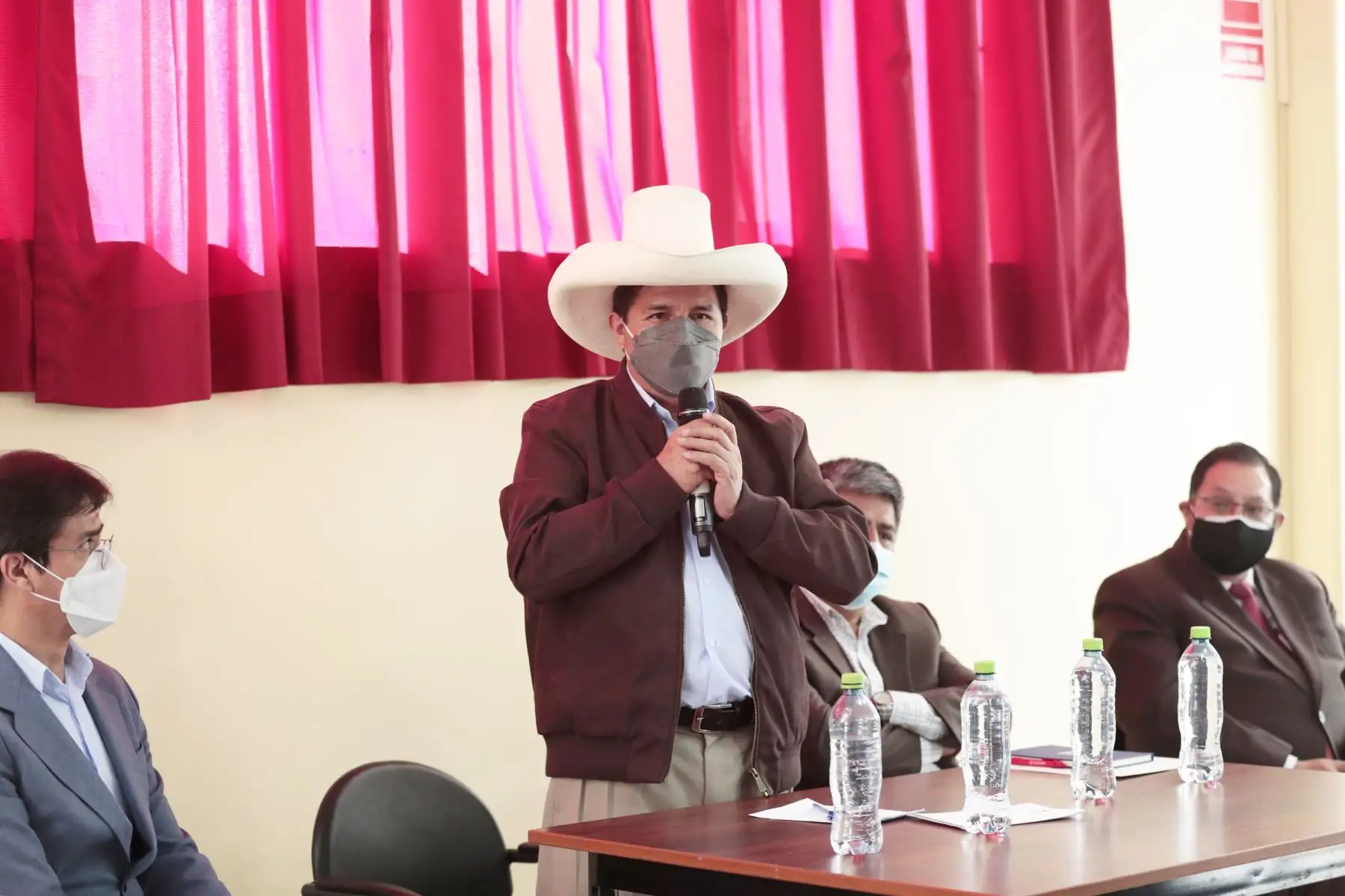 El presidente Pedro Castillo sostuvo una reunión el gobernador regional de Cusco, Jean Paul Benavente, y con alcaldes provinciales de Canchis, Cusco, Espinar, Paruro, Acomayo y Canas. También participaron los gobernadores regionales de Ayacucho, Apurímac y Cusco. Foto: ANDINA/Prensa Presidencia