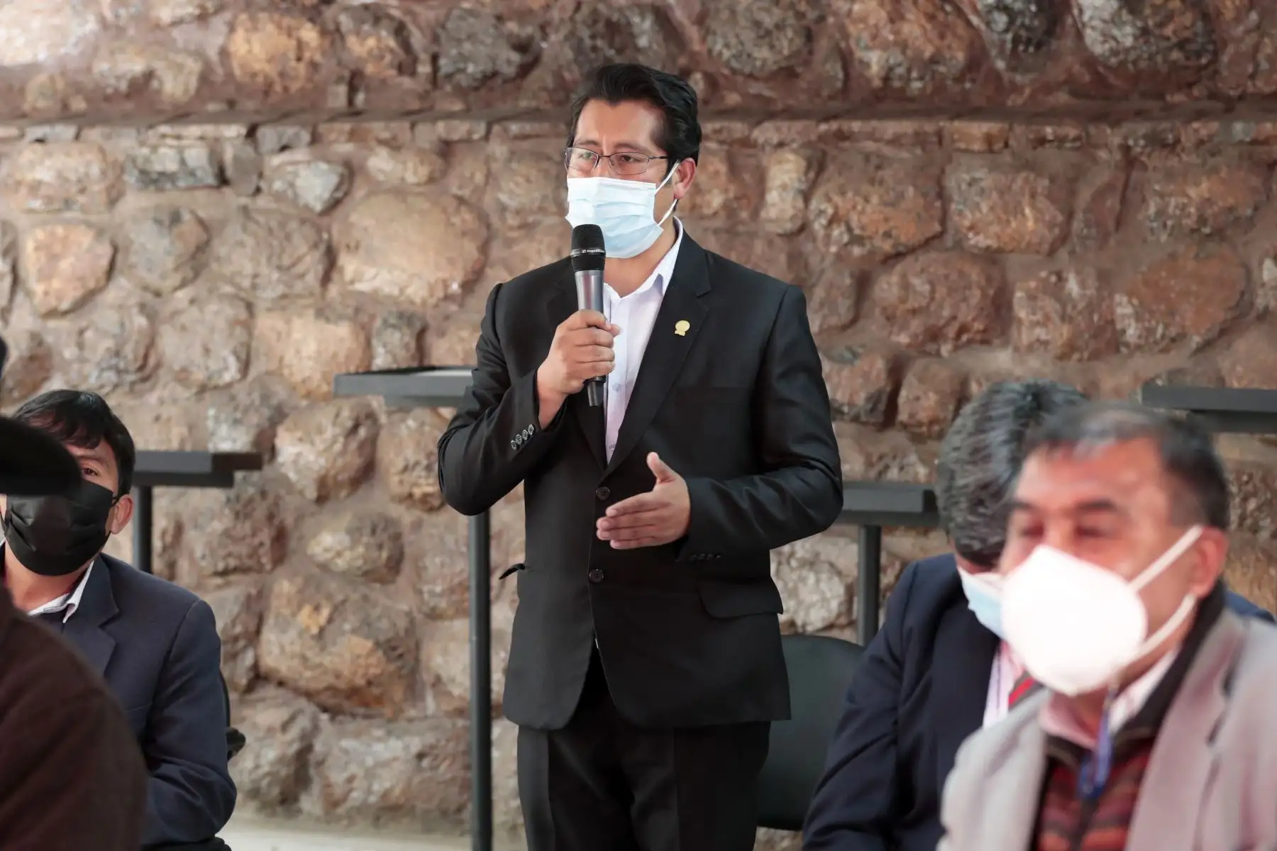 El presidente Pedro Castillo sostuvo una reunión el gobernador regional de Cusco, Jean Paul Benavente, y con alcaldes provinciales de Canchis, Cusco, Espinar, Paruro, Acomayo y Canas. También participaron los gobernadores regionales de Ayacucho, Apurímac y Cusco. Foto: ANDINA/Prensa Presidencia