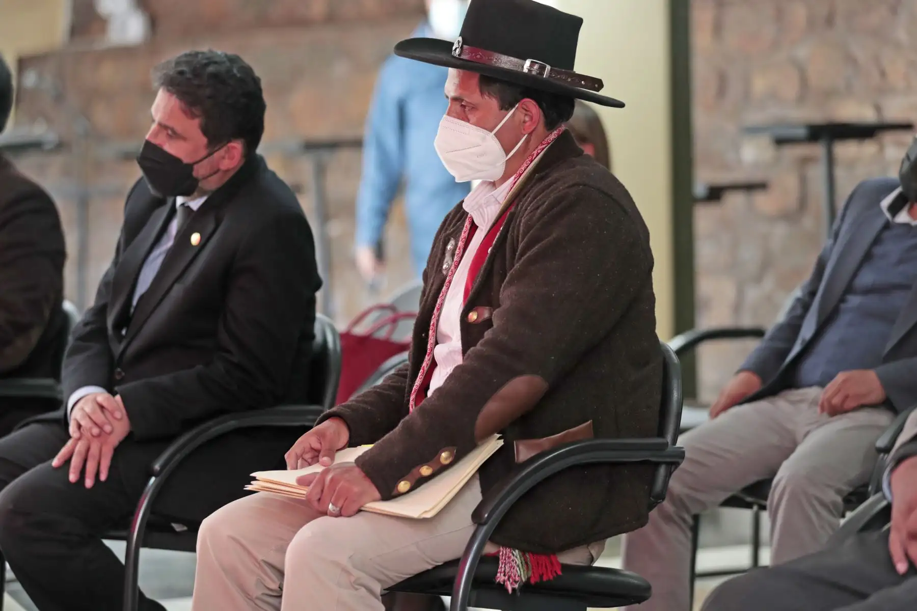 El presidente Pedro Castillo sostuvo una reunión el gobernador regional de Cusco, Jean Paul Benavente, y con alcaldes provinciales de Canchis, Cusco, Espinar, Paruro, Acomayo y Canas. También participaron los gobernadores regionales de Ayacucho, Apurímac y Cusco. Foto: ANDINA/Prensa Presidencia