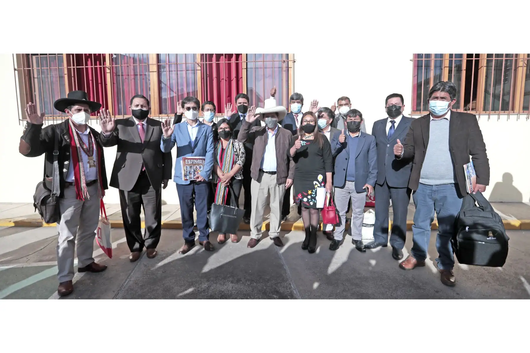 El presidente Pedro Castillo sostuvo una reunión el gobernador regional de Cusco, Jean Paul Benavente, y con alcaldes provinciales de Canchis, Cusco, Espinar, Paruro, Acomayo y Canas. También participaron los gobernadores regionales de Ayacucho, Apurímac y Cusco. Foto: ANDINA/Prensa Presidencia