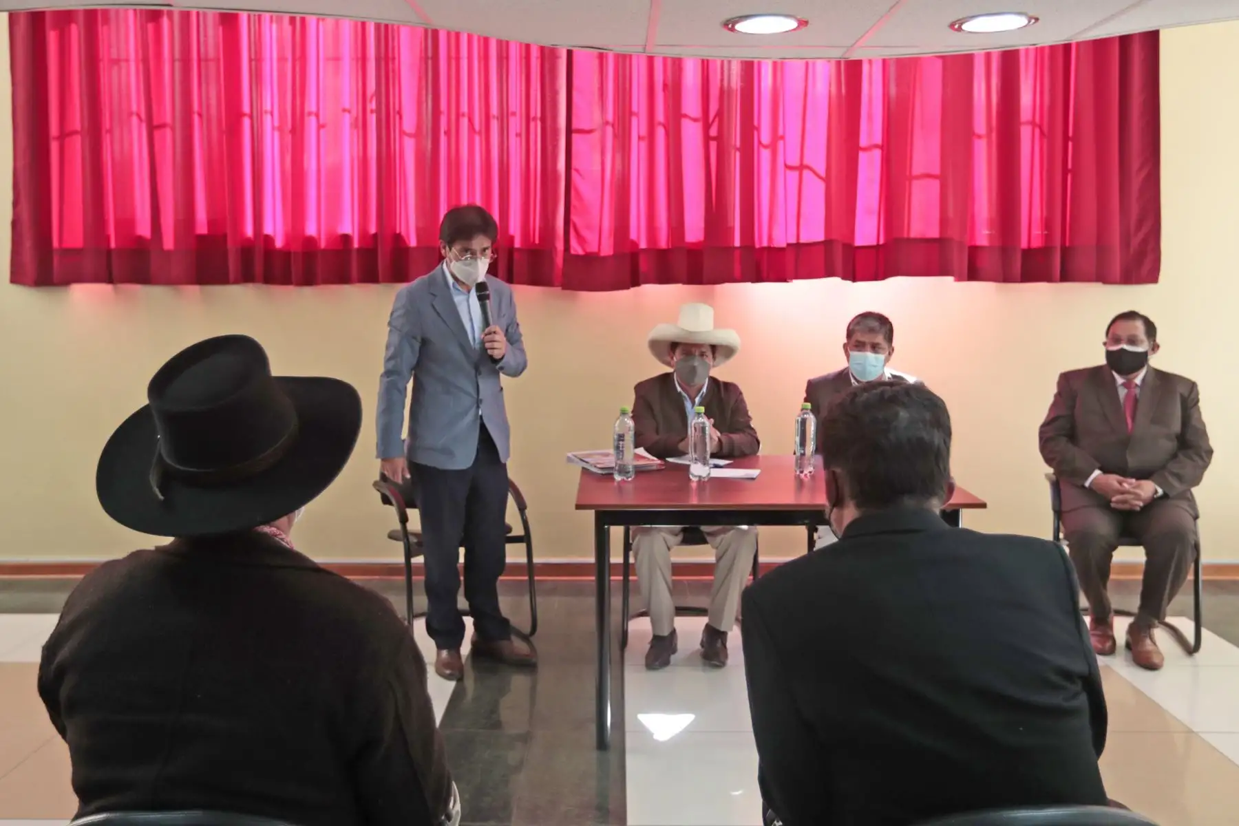 El presidente Pedro Castillo sostuvo una reunión el gobernador regional de Cusco, Jean Paul Benavente, y con alcaldes provinciales de Canchis, Cusco, Espinar, Paruro, Acomayo y Canas. También participaron los gobernadores regionales de Ayacucho, Apurímac y Cusco. Foto: ANDINA/Prensa Presidencia