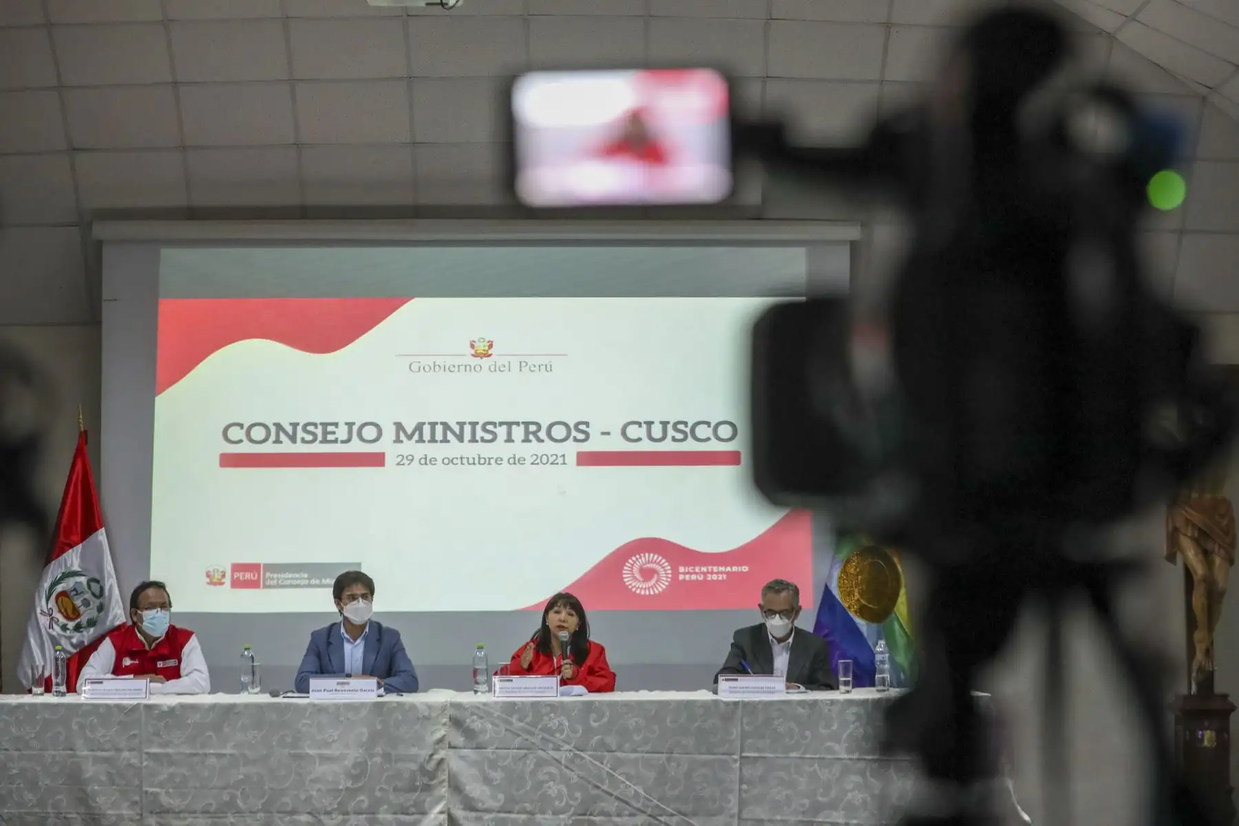 La jefa del Gabinete, Mirtha Vásquez, ofrece conferencia de prensa tras primer Consejo de Ministros Regional desarrollado en el Cusco. Participa el ministro de Economía y Finanzas, Pedro Francke; el titular de Comercio Exterior y Turismo, Roberto Sánchez y el gobernador regional de Cusco, Jean Paul Benavente García. Foto: ANDINA/PCM