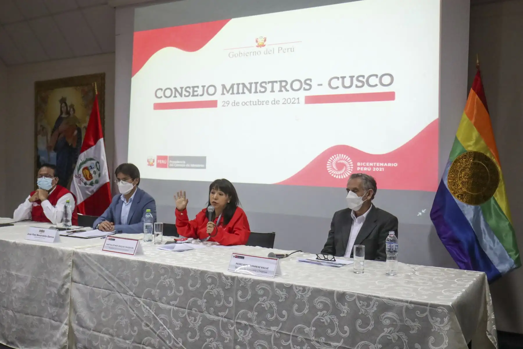 La jefa del Gabinete, Mirtha Vásquez, ofrece conferencia de prensa tras primer Consejo de Ministros Regional desarrollado en el Cusco. Participa el ministro de Economía y Finanzas, Pedro Francke; el titular de Comercio Exterior y Turismo, Roberto Sánchez y el gobernador regional de Cusco, Jean Paul Benavente García. Foto: ANDINA/PCM