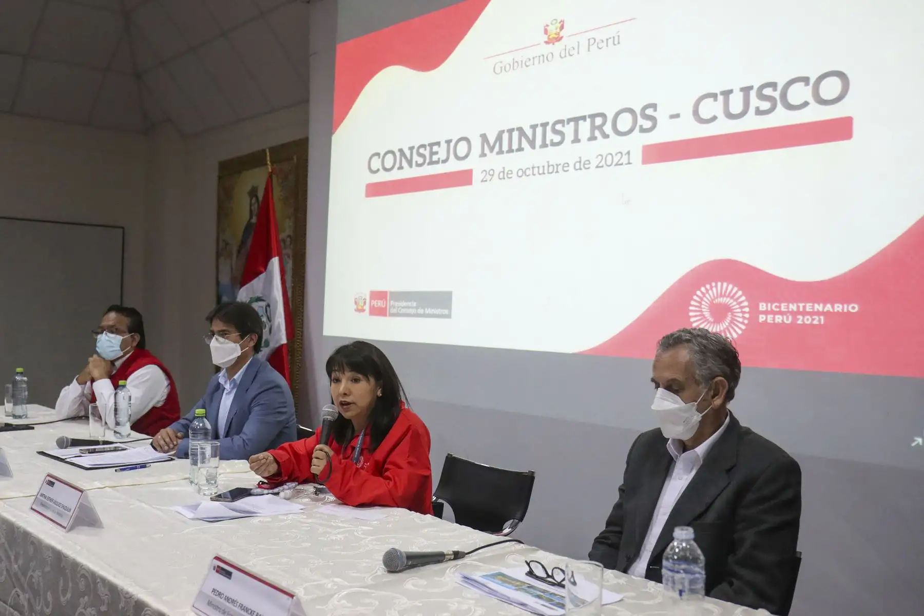 La jefa del Gabinete, Mirtha Vásquez, ofrece conferencia de prensa tras primer Consejo de Ministros Regional desarrollado en el Cusco. Participa el ministro de Economía y Finanzas, Pedro Francke; el titular de Comercio Exterior y Turismo, Roberto Sánchez y el gobernador regional de Cusco, Jean Paul Benavente García. Foto: ANDINA/PCM