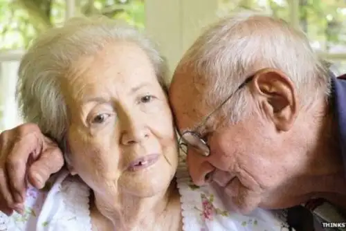 En la enfermedad de Alzheimer, Tau y otra proteína llamada beta amiloide se acumulan en nudos y placas -conocidos ambos como agregados- que matan las células cerebrales y encogen el cerebro.