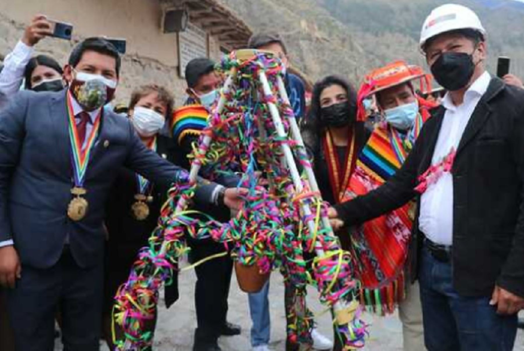 Cusco: Ministro Silva colocó primera piedra para conservación de vía Araccama-Rumira