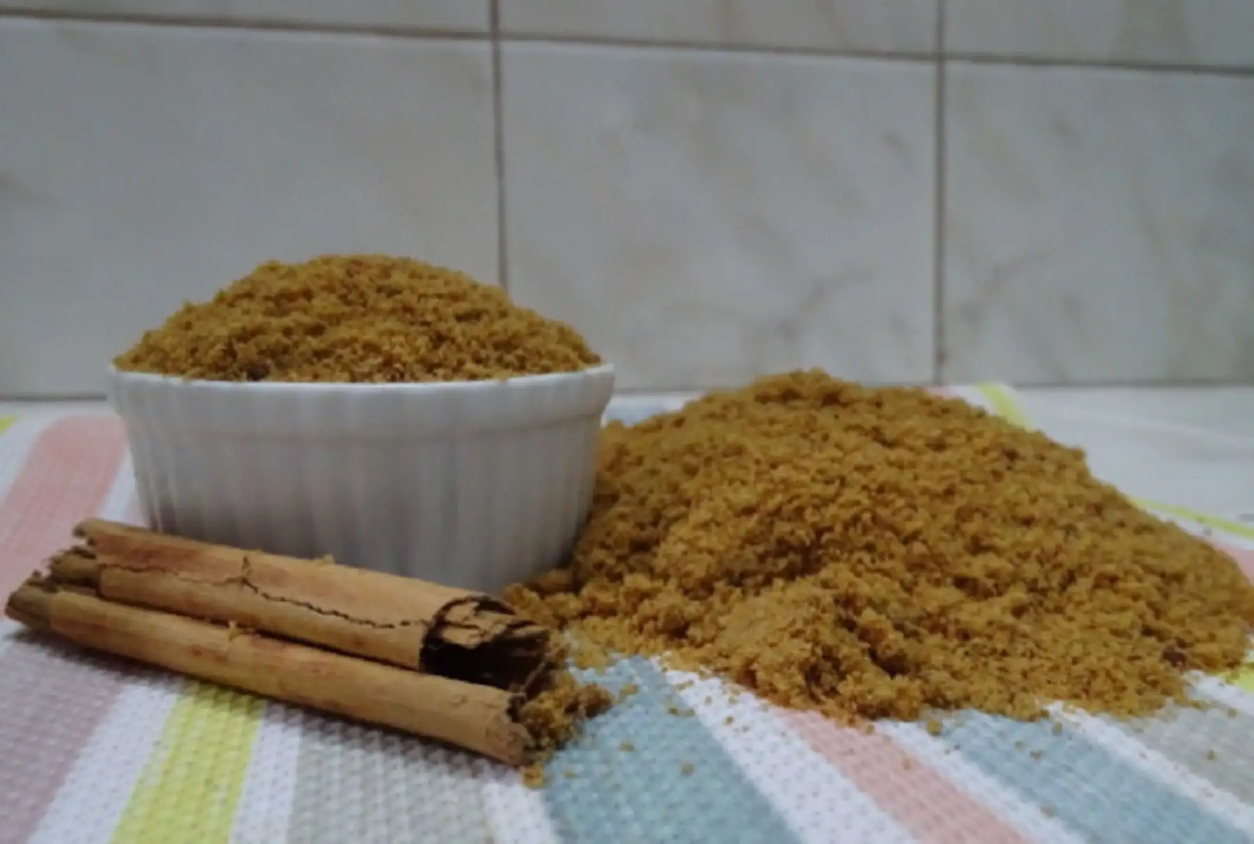 La panela es un edulcorante natural, que se elabora del jugo que se extrae de la caña de azúcar, se deshidrata y se cristaliza solo por evaporación. Su consumo aporta vitaminas, minerales y energía necesarios en los escolares para el desarrollo de sus actividades diarias.