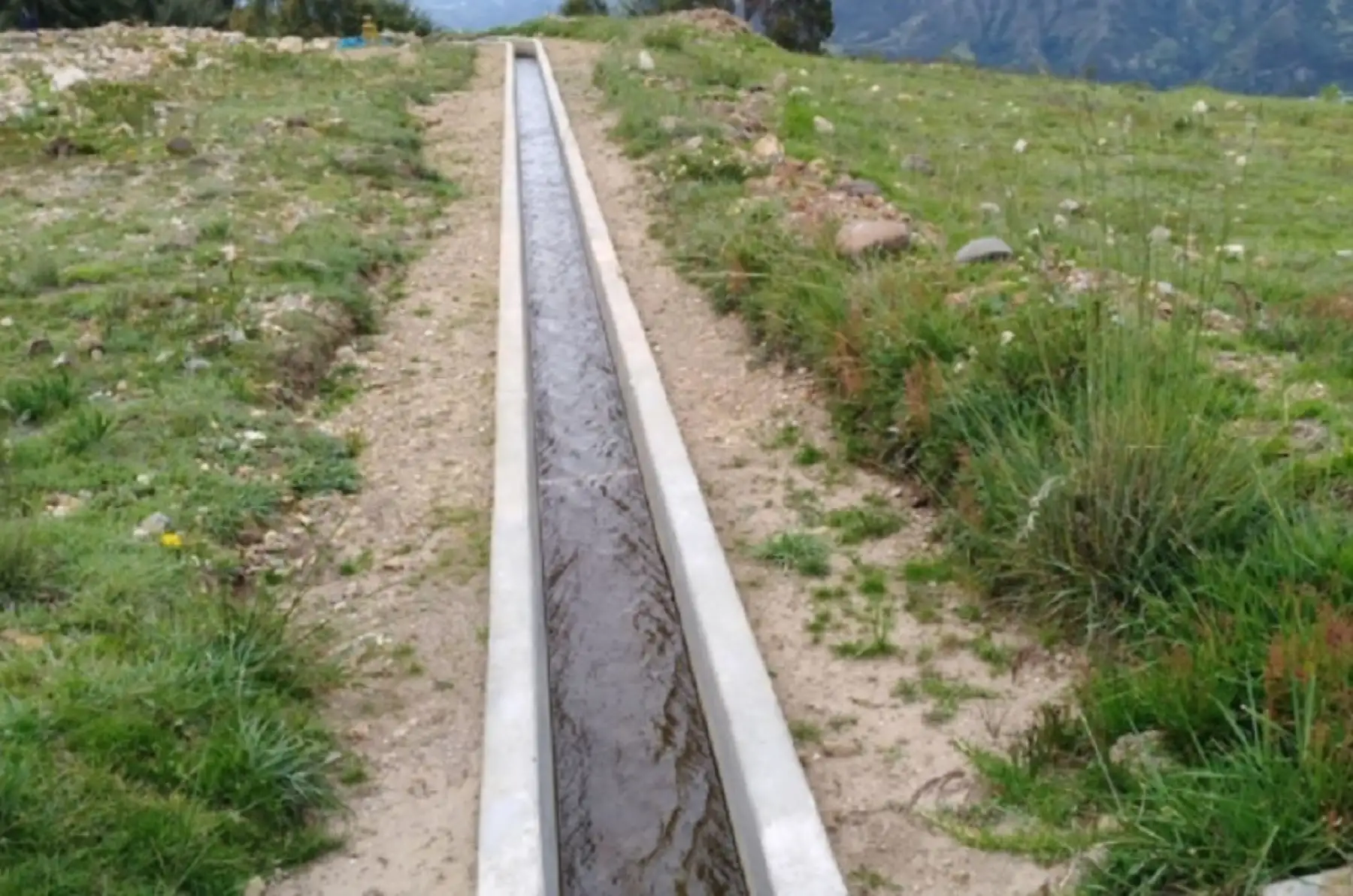 La infraestructura de riego mejorada, a la cual se destinó una inversión total de S/ 1 millón 567,127.87, permite que 64 familias dedicadas a la agricultura familiar irriguen aproximadamente 185 hectáreas de papa, maíz, trigo, alfalfa, quinua, habas y hortalizas, lo que ha impulsado de manera notoria sus cadenas productivas agrícolas, reduciendo así el riesgo de pérdida de cultivos en la zona.