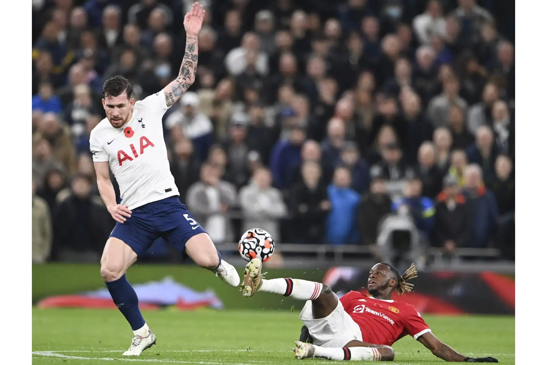 Aaron Wan-Bissaka del Manchester United en acción contra Pierre-Emile Hojbjerg del Tottenham durante el partido de fútbol de la Premier League. Foto: EFE