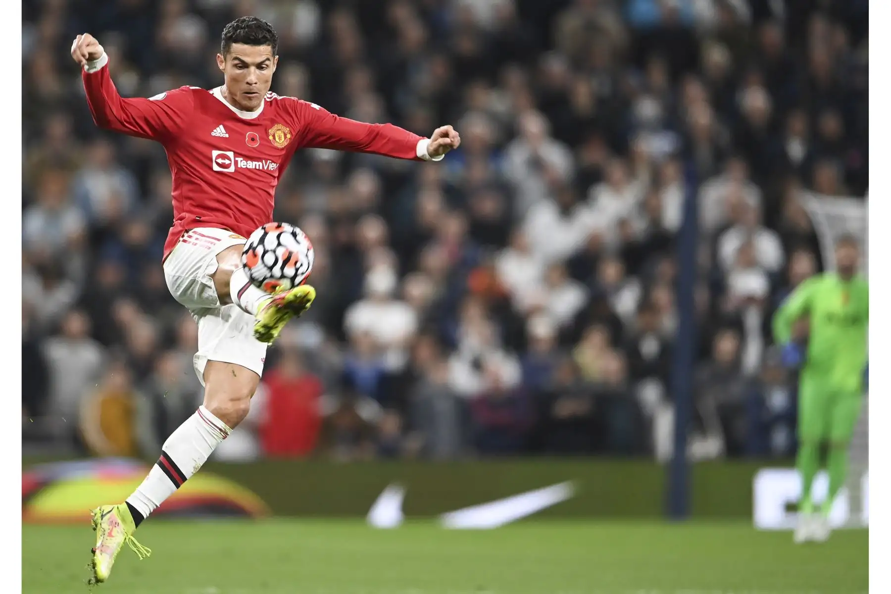 Cristiano Ronaldo del Manchester United en acción durante el partido de la Premier League. Foto: EFE