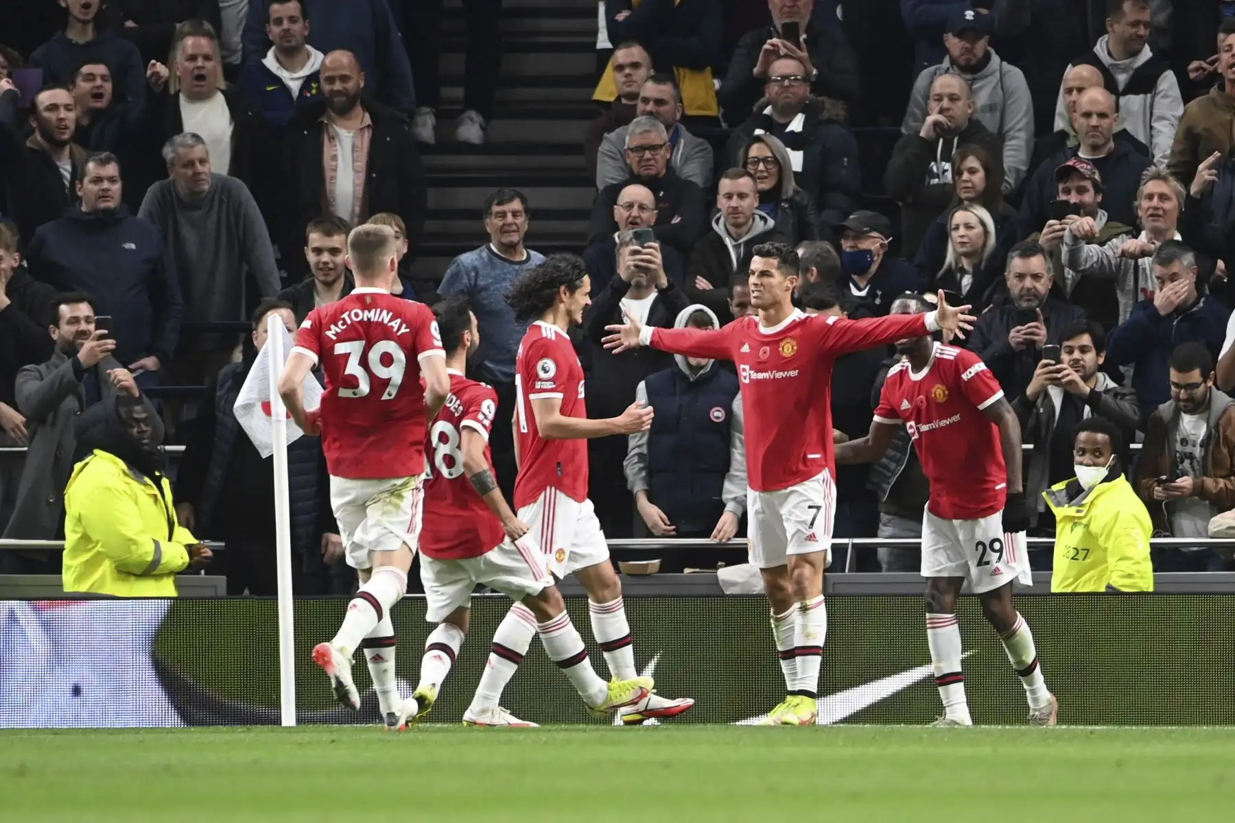 Cristiano Ronaldo del Manchester United celebra con sus compañeros tras anotar la ventaja 0-1 durante el partido de la Premier League. Foto: EFE