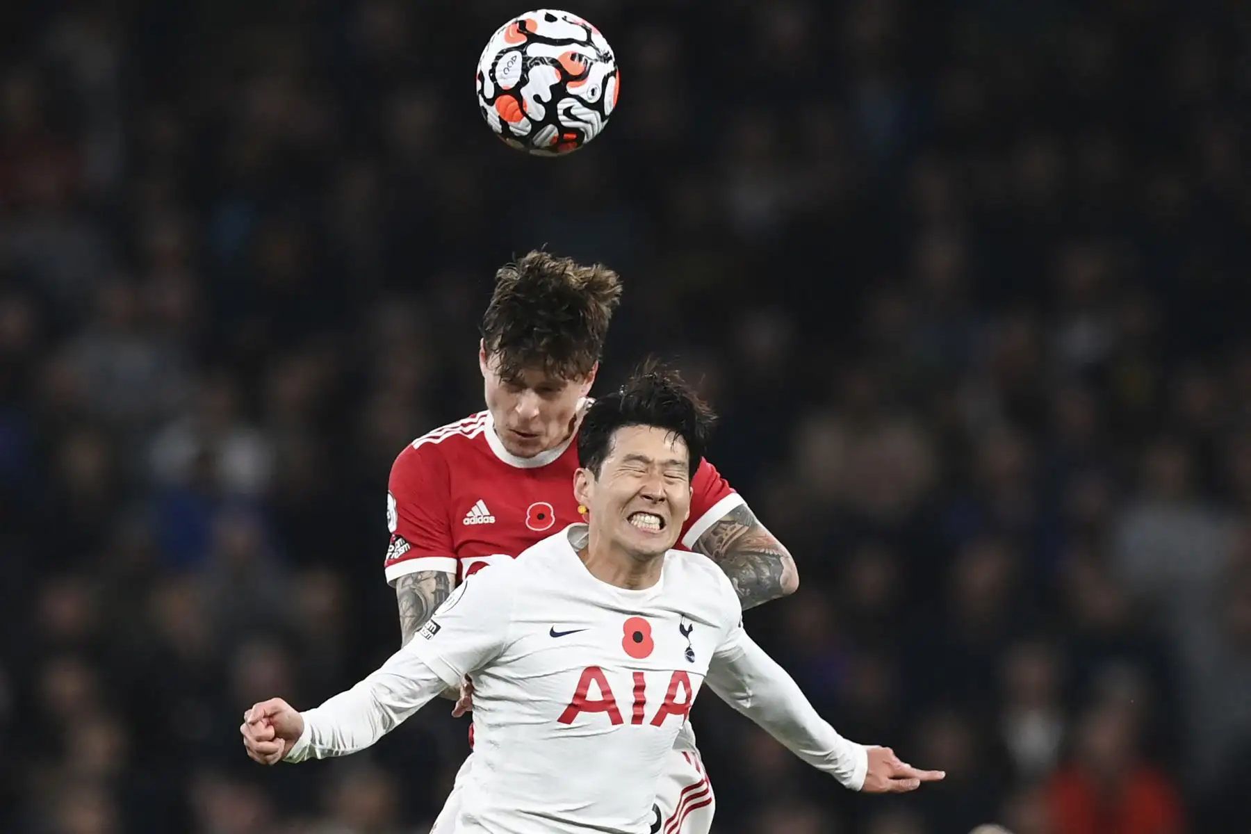 El defensor sueco del Manchester United Victor Lindelof compite con el delantero surcoreano del Tottenham Hotspur Son Heung-Min durante el partido de la Premier League. Foto: AFP