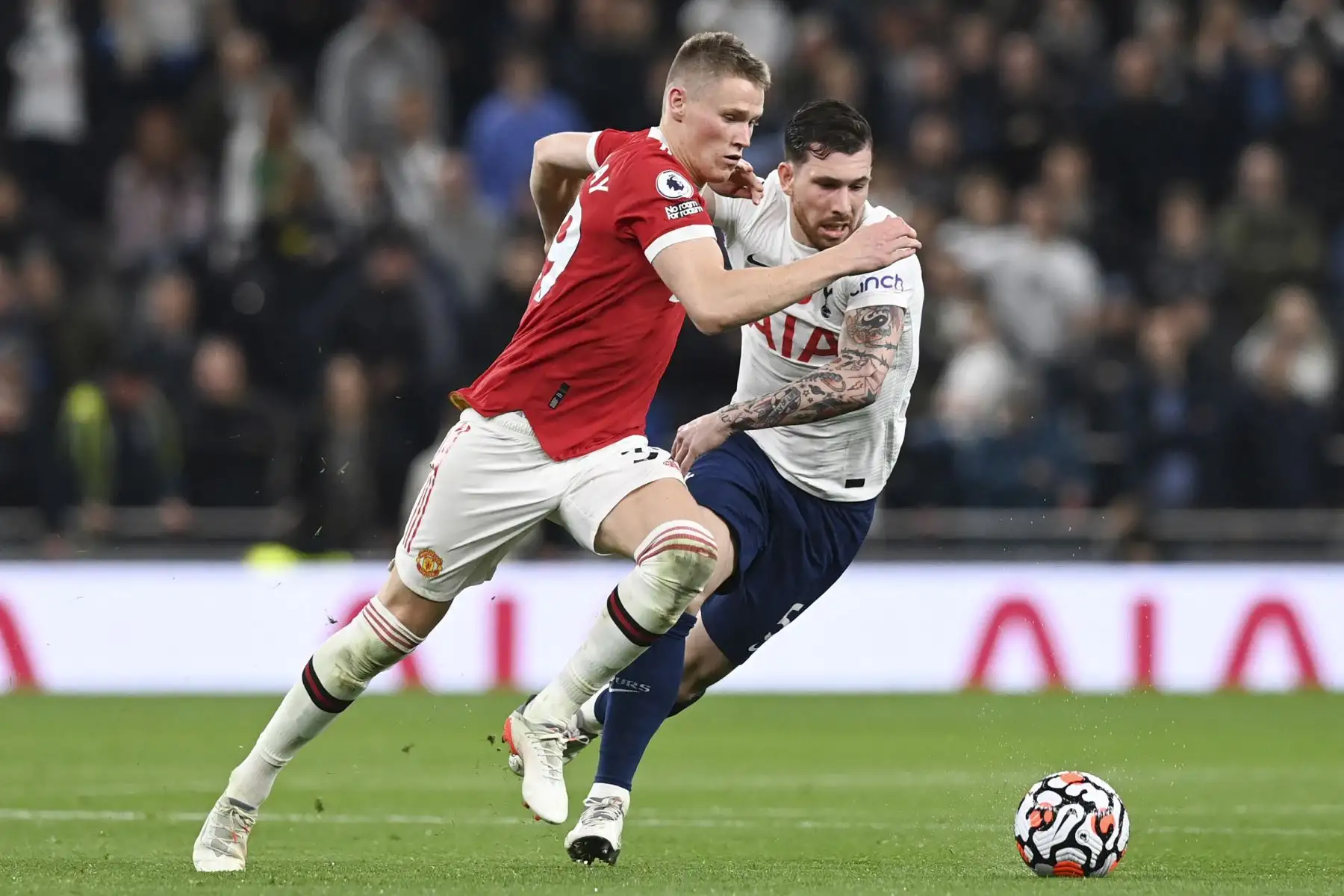 El centrocampista escocés del Manchester United Scott McTominay compite con el mediocampista danés del Tottenham Hotspur Pierre-Emile Hojbjerg durante el partido de la Premier League. Foto: AFP