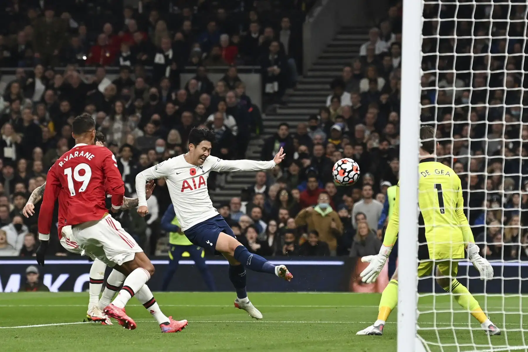 El delantero surcoreano del Tottenham Hotspur, Son Heung-Min pierde esta buena oportunidad durante el partido de la Premier League. Foto: AFP