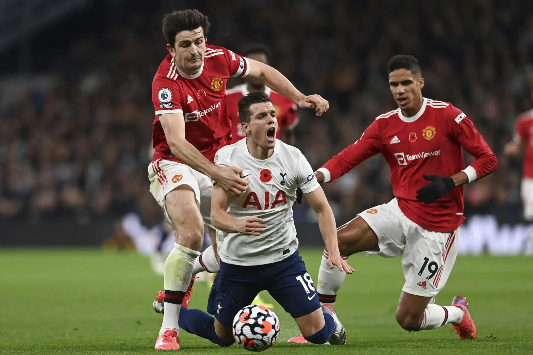 El centrocampista argentino del Tottenham Hotspur, Giovani Lo Celso, recibe una falta del defensa inglés del Manchester United, Harry Maguire, fuera del área de penalti durante el partido de la Premier League. Foto: AFP