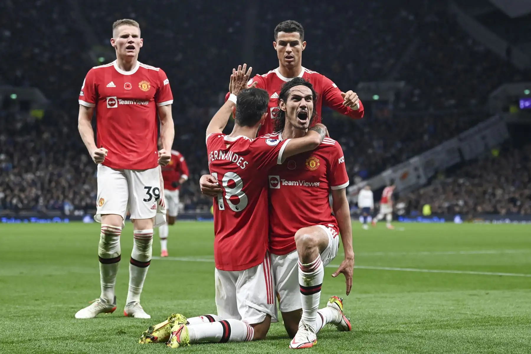 El delantero uruguayo del Manchester United, Edinson Cavani, celebra tras anotar su segundo gol durante el partido ante el Tottenham por la Premier League. Foto. AFP
