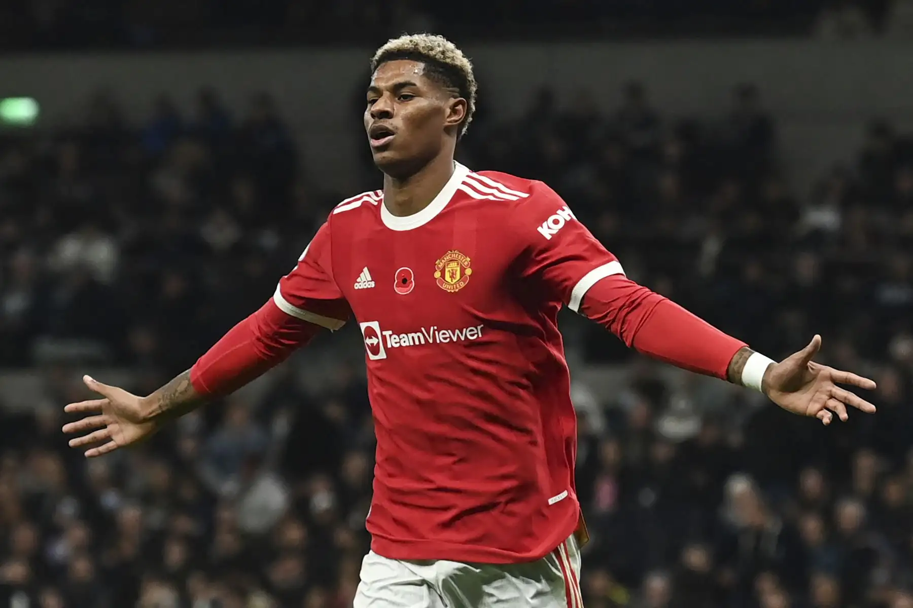 El delantero inglés del Manchester United, Marcus Rashford, celebra tras anotar su tercer gol durante el partido de la Premier League. Foto: AFP