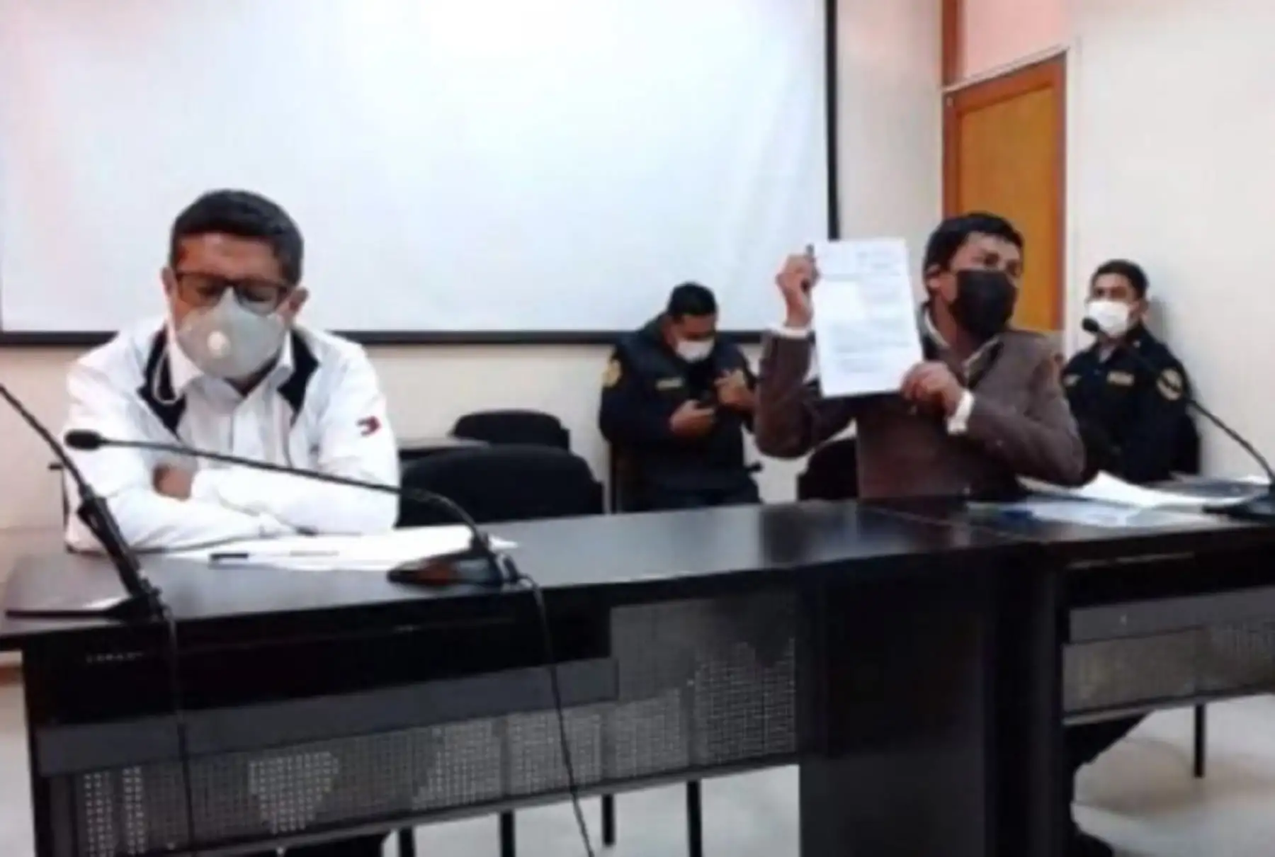 El gobernador regional de Arequipa, Elmer Cáceres Llica, sindicado como presunto líder de la organización "Los hijos del cóndor", deberá cumplir la detención preliminar de diez días que pesa sobre él, luego que la Segunda Sala Penal de Apelaciones de la Corte Superior de Justicia confirmara dicha resolución.