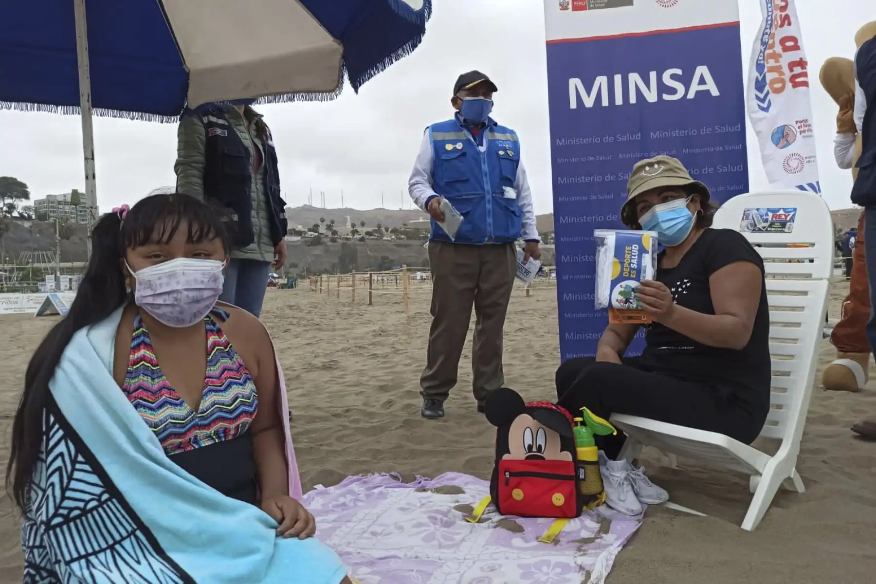 Brigadas de la Dirección de Redes Integradas de Salud (Diris) Lima sur informan a los asistentes a las playas sobre los protocolos sanitarios que deben respetarse en los balnearios, como establecer horarios de permanencia, seguir los flujos de tránsito, contar con distanciamiento y el uso de la doble mascarilla. Foto: Diris Lima Sur